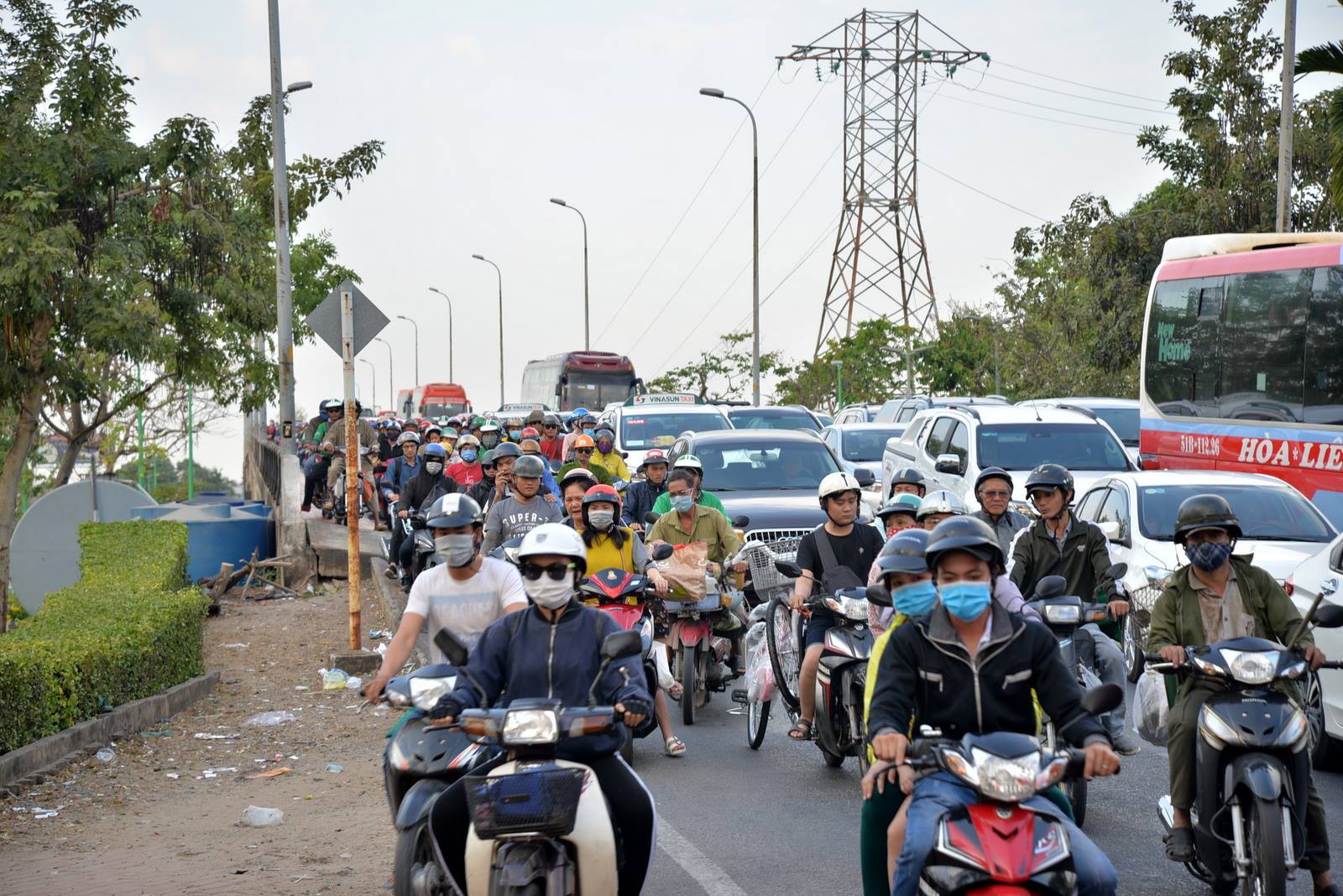 Cầu B&igrave;nh Triệu kẹt cứng, kh&aacute;ch chạy bộ v&agrave;o Bến xe Miền Đ&ocirc;ng - Ảnh 3.