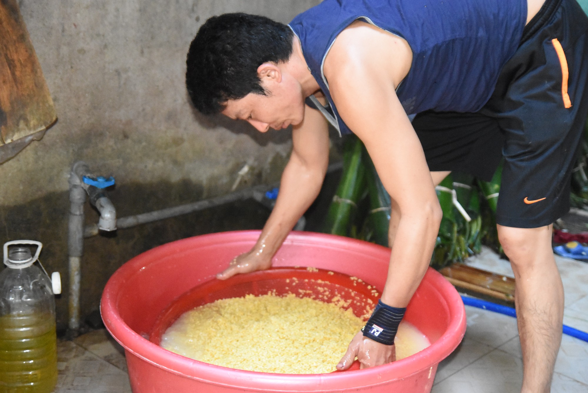 Làng bánh chưng mỗi ngày xuất hàng chục tấn ở Đồng Nai - Ảnh 7.