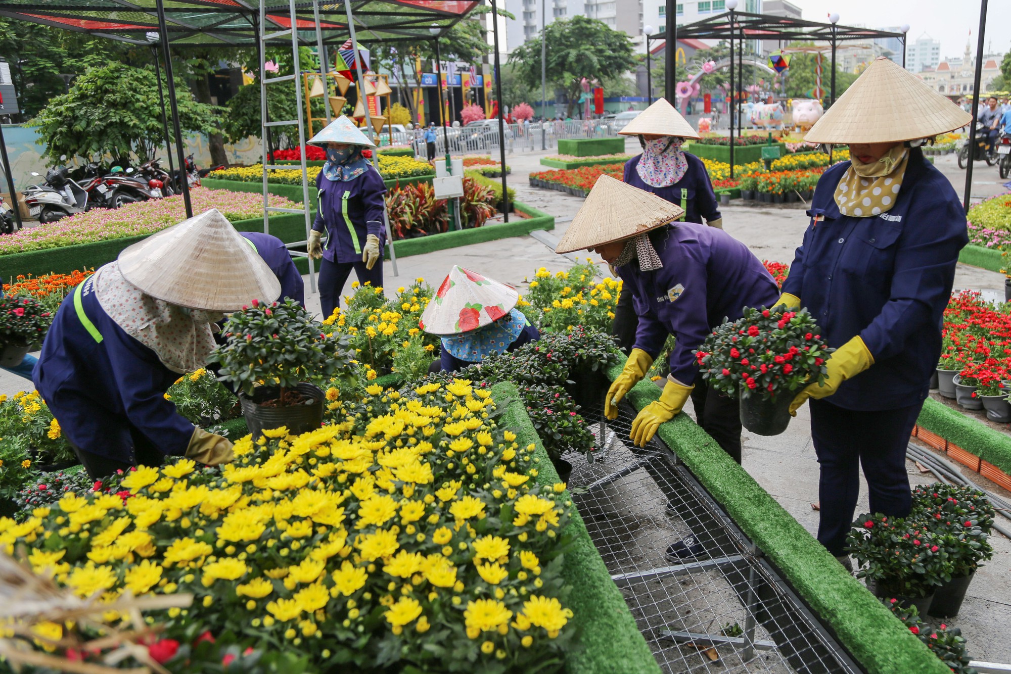Toàn cảnh đường hoa Nguyễn Huệ trước giờ khai mạc - Ảnh 9.