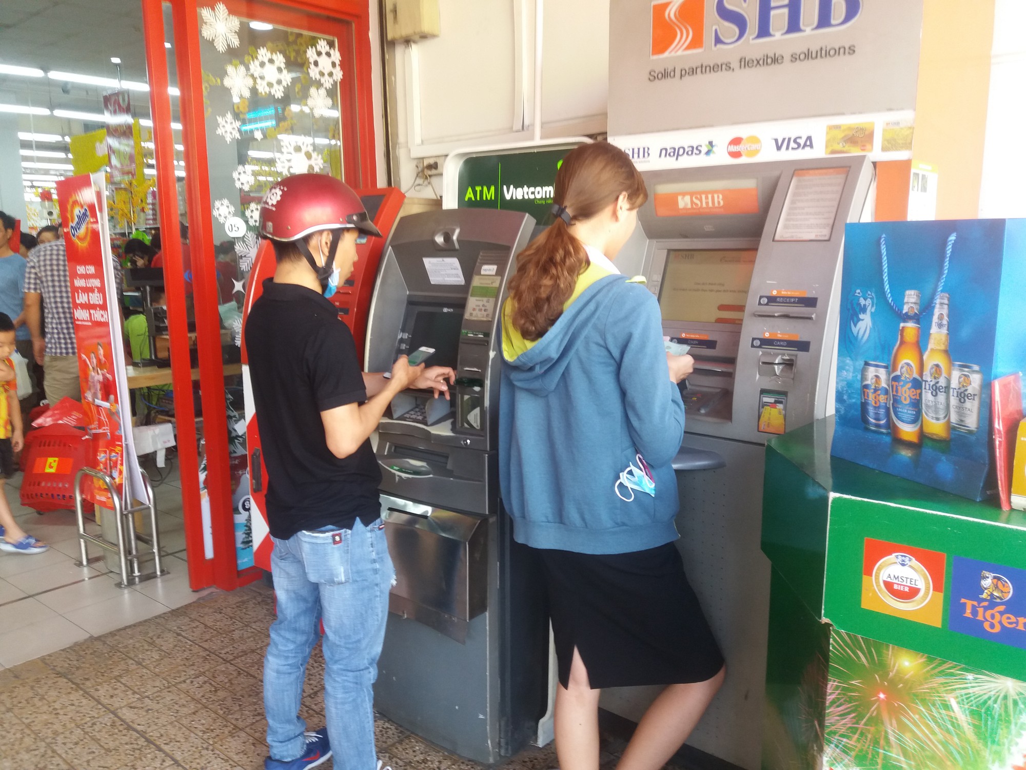 Chật vật rút tiền từ máy ATM ngày cận Tết
