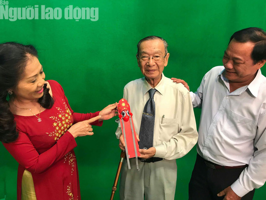 Vua h&aacute;t bội kể chuyện nghệ sĩ s&aacute;ng b&aacute;n khoai, tối l&agrave;m ho&agrave;ng đế - Ảnh 1.