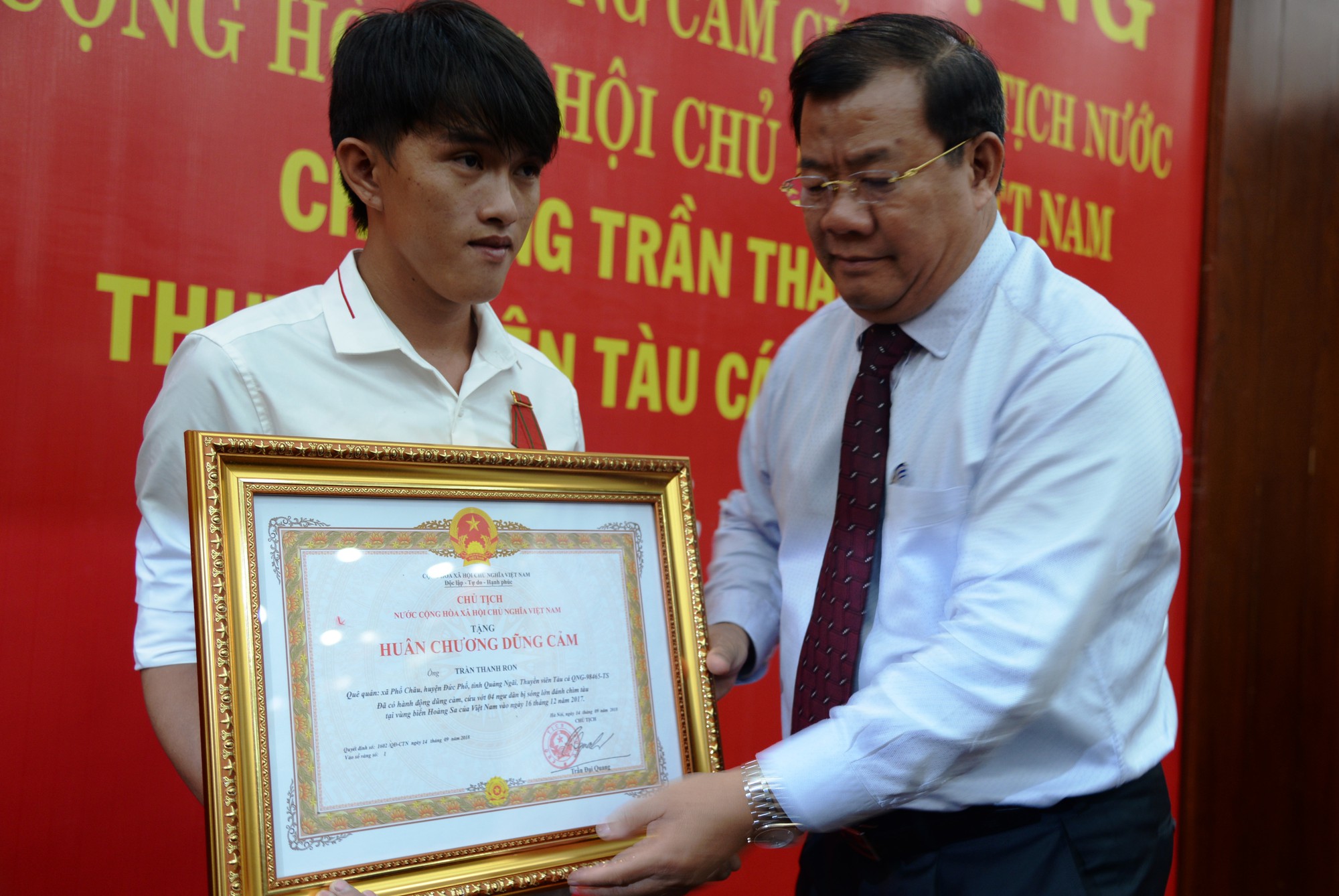 Nghĩa tình giữa trùng khơi - Ảnh 2.