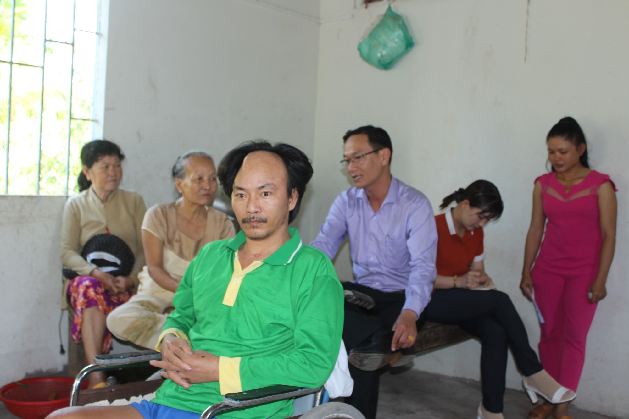 CHƯƠNG TR&Igrave;NH XU&Acirc;N NH&Acirc;N &Aacute;I &ndash; TẾT Y&Ecirc;U THƯƠNG: Trao tiền hỗ trợ 2 c&ocirc;ng nh&acirc;n bị TNLĐ ở Bạc Li&ecirc;u - Ảnh 1.