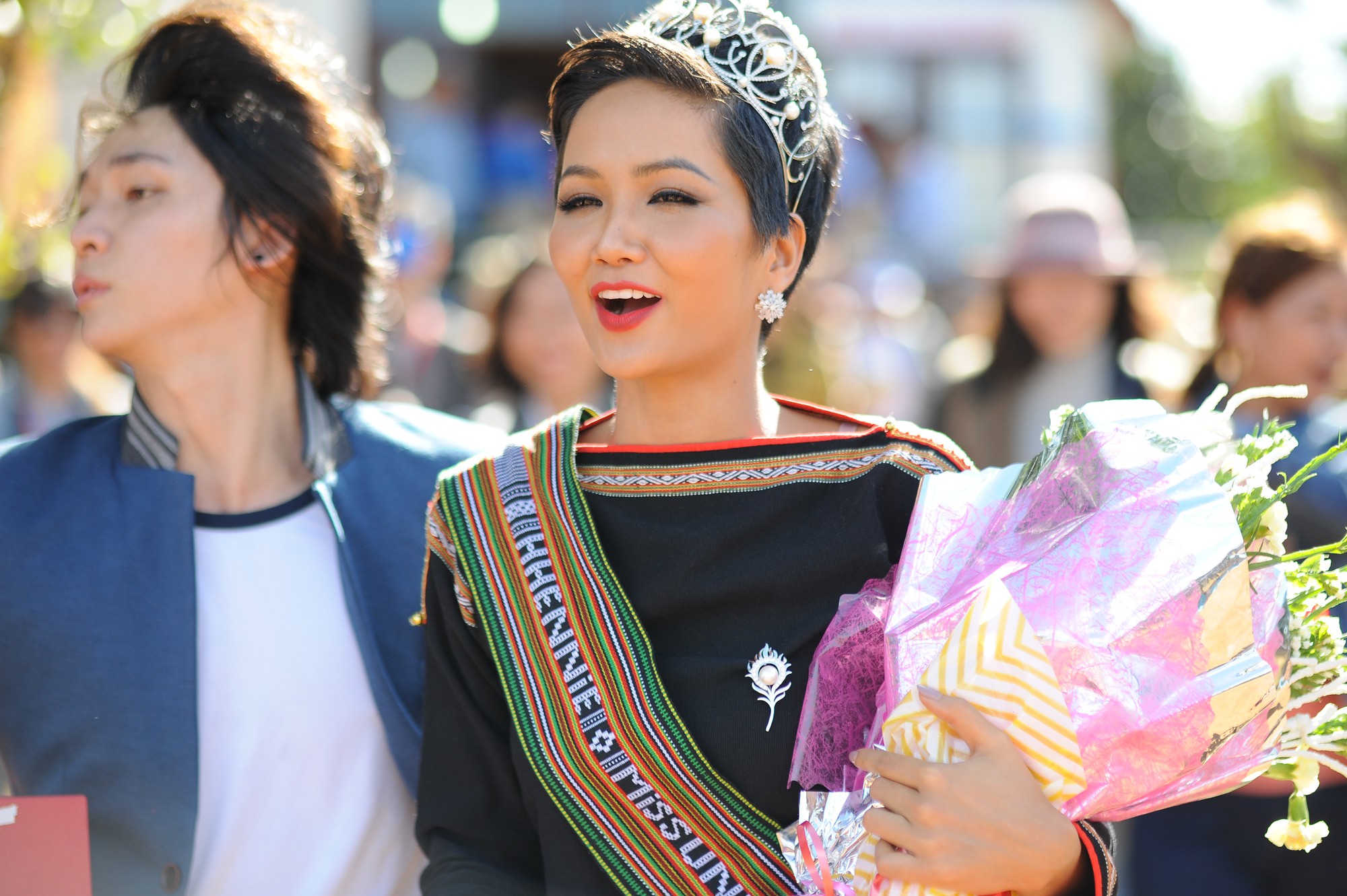 Khi hoa hậu về với buôn làng
