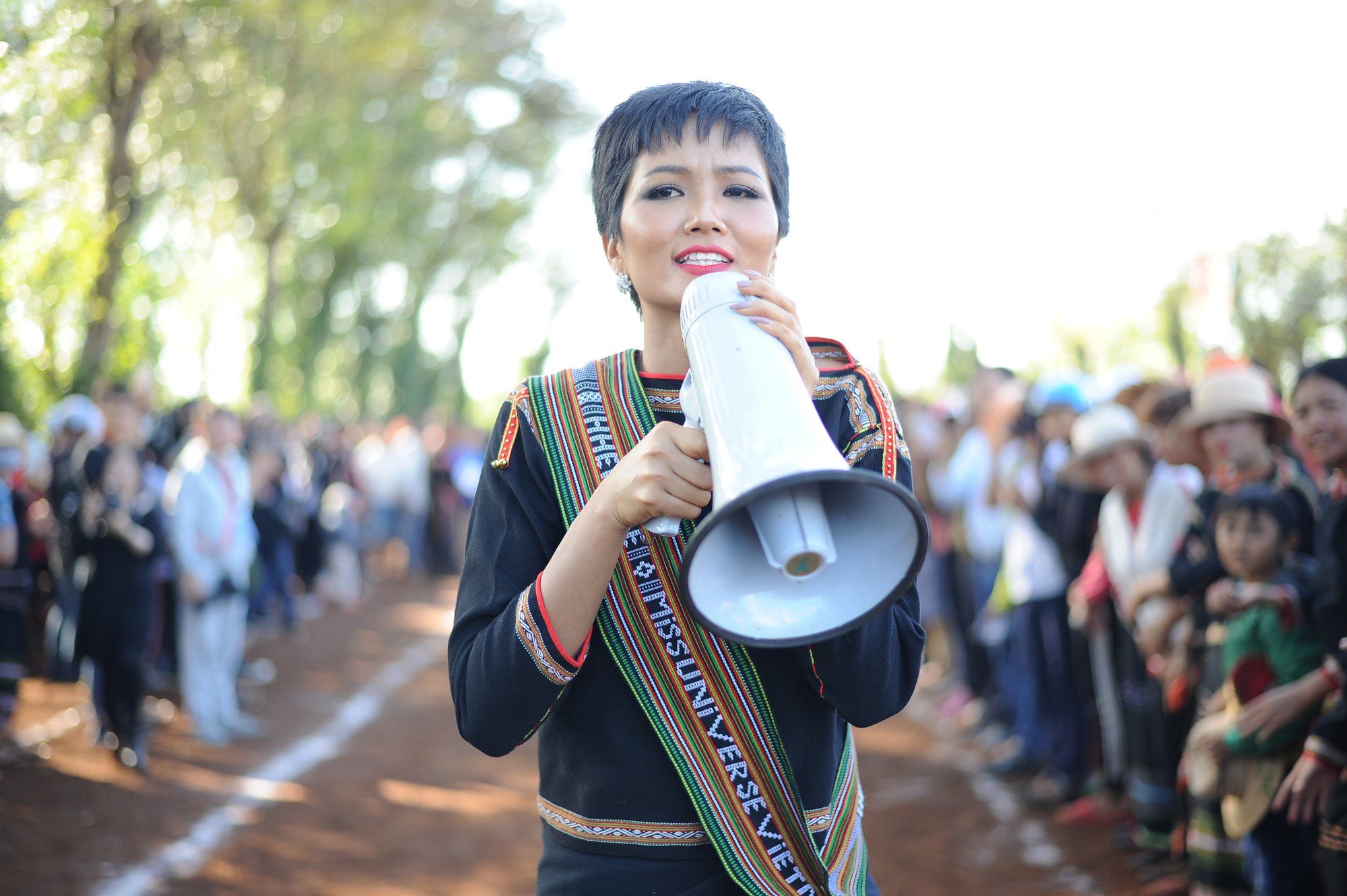 Khi hoa hậu về với buôn làng - Ảnh 4.
