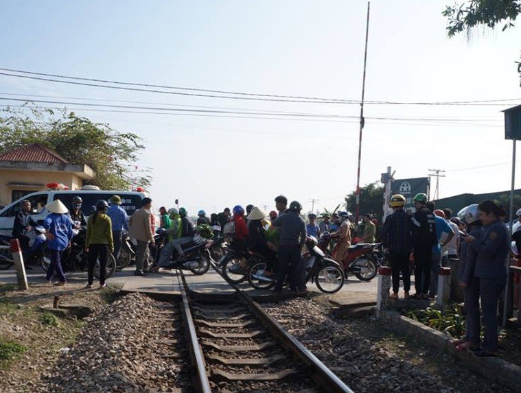 "Kẹp" 3 tông vào lan can bên đường, 3 thanh niên đi xe máy thương vong