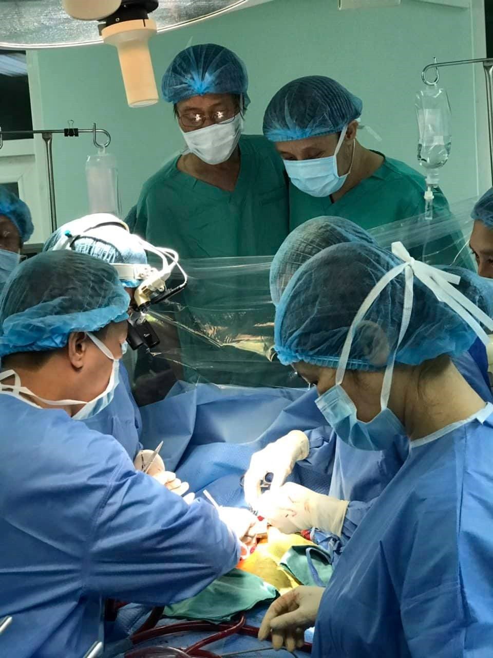 Hồi hộp với ca gh&eacute;p tim xuy&ecirc;n Việt đầu năm mới - Ảnh 4.