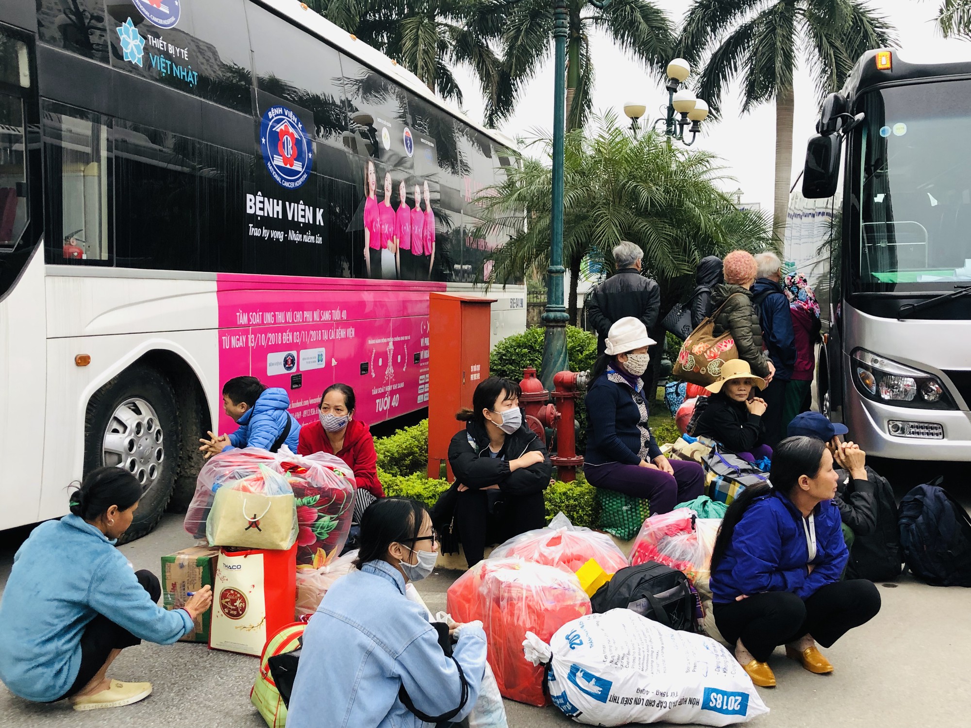 Bệnh nh&acirc;n v&agrave; b&aacute;c sĩ song ca trước khi l&ecirc;n chuyến xe y&ecirc;u thương về ăn Tết - Ảnh 4.