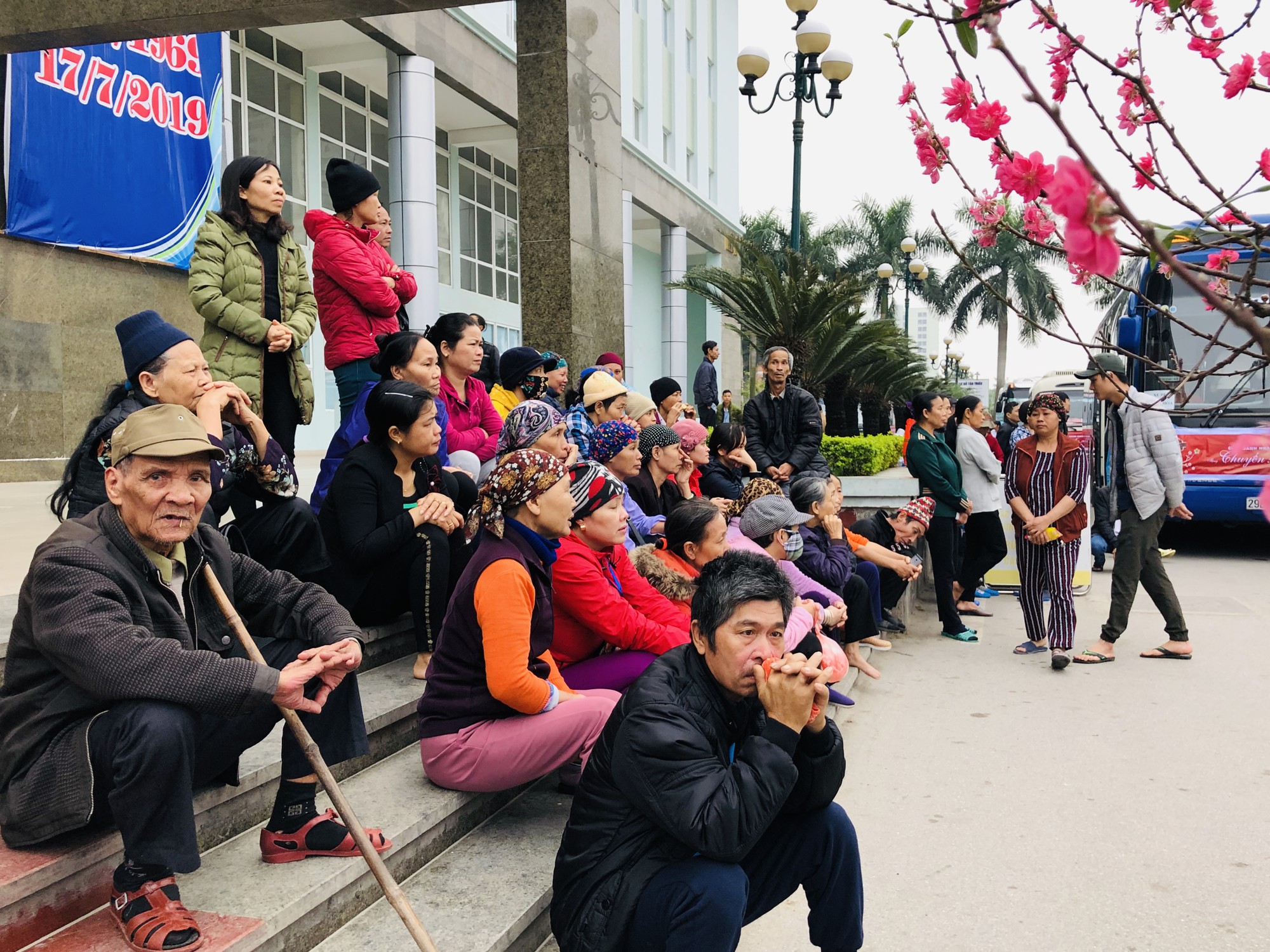 Bệnh nh&acirc;n v&agrave; b&aacute;c sĩ song ca trước khi l&ecirc;n chuyến xe y&ecirc;u thương về ăn Tết - Ảnh 8.
