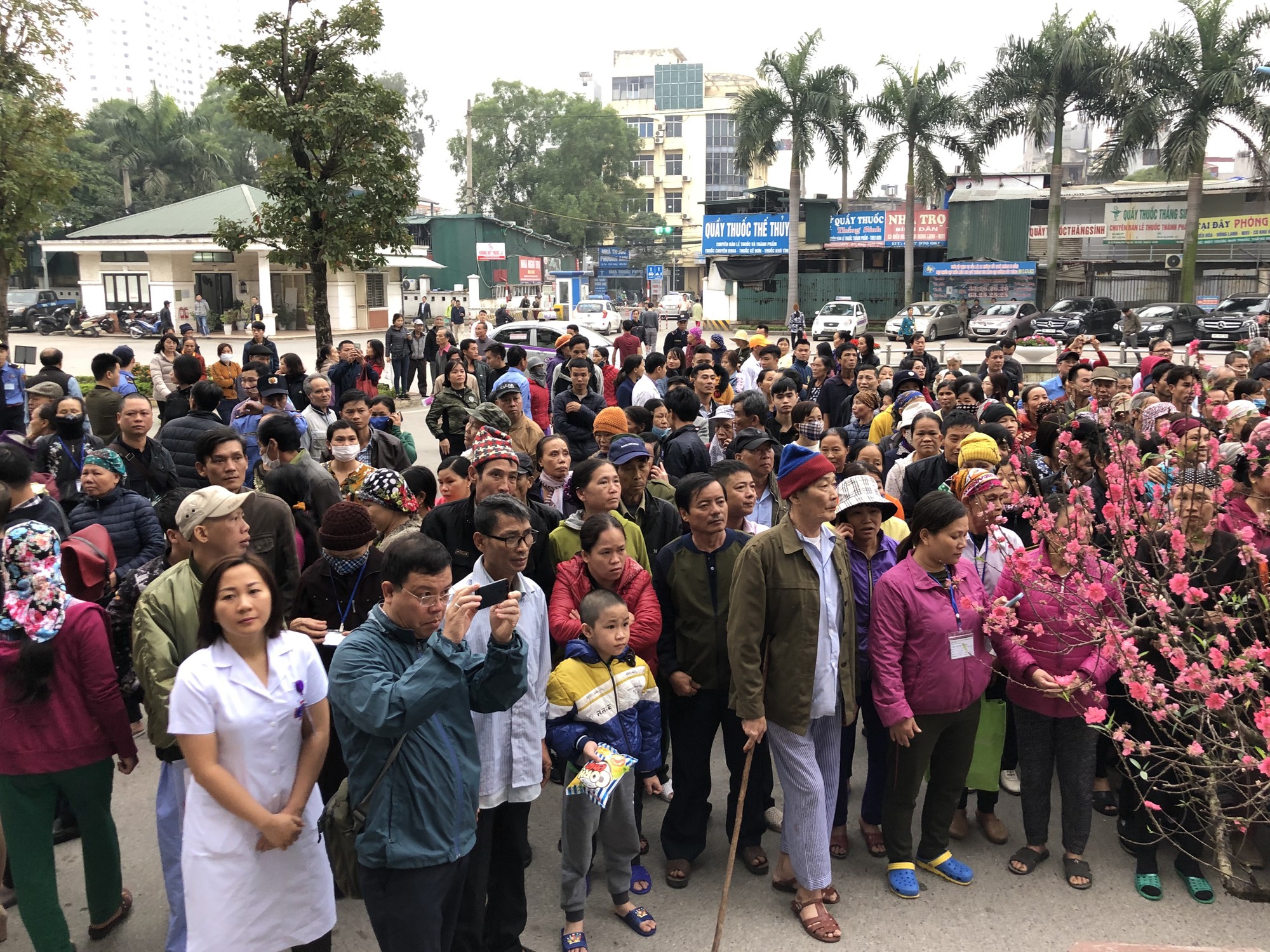 Bệnh nh&acirc;n v&agrave; b&aacute;c sĩ song ca trước khi l&ecirc;n chuyến xe y&ecirc;u thương về ăn Tết - Ảnh 14.