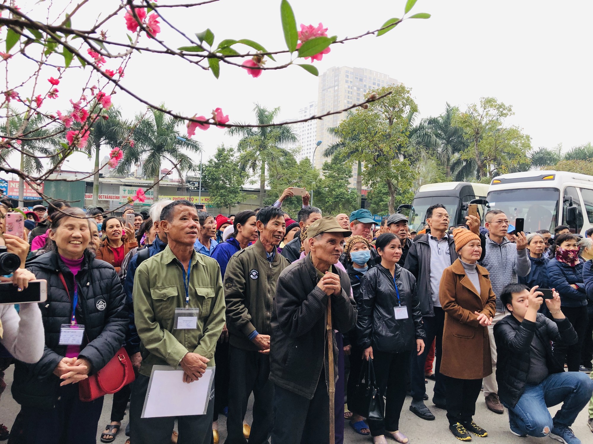 Bệnh nh&acirc;n v&agrave; b&aacute;c sĩ song ca trước khi l&ecirc;n chuyến xe y&ecirc;u thương về ăn Tết - Ảnh 15.
