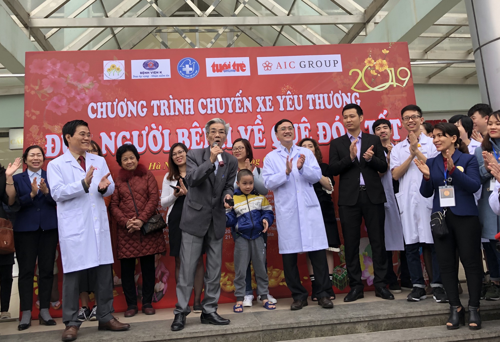 Bệnh nh&acirc;n v&agrave; b&aacute;c sĩ song ca trước khi l&ecirc;n chuyến xe y&ecirc;u thương về ăn Tết - Ảnh 16.