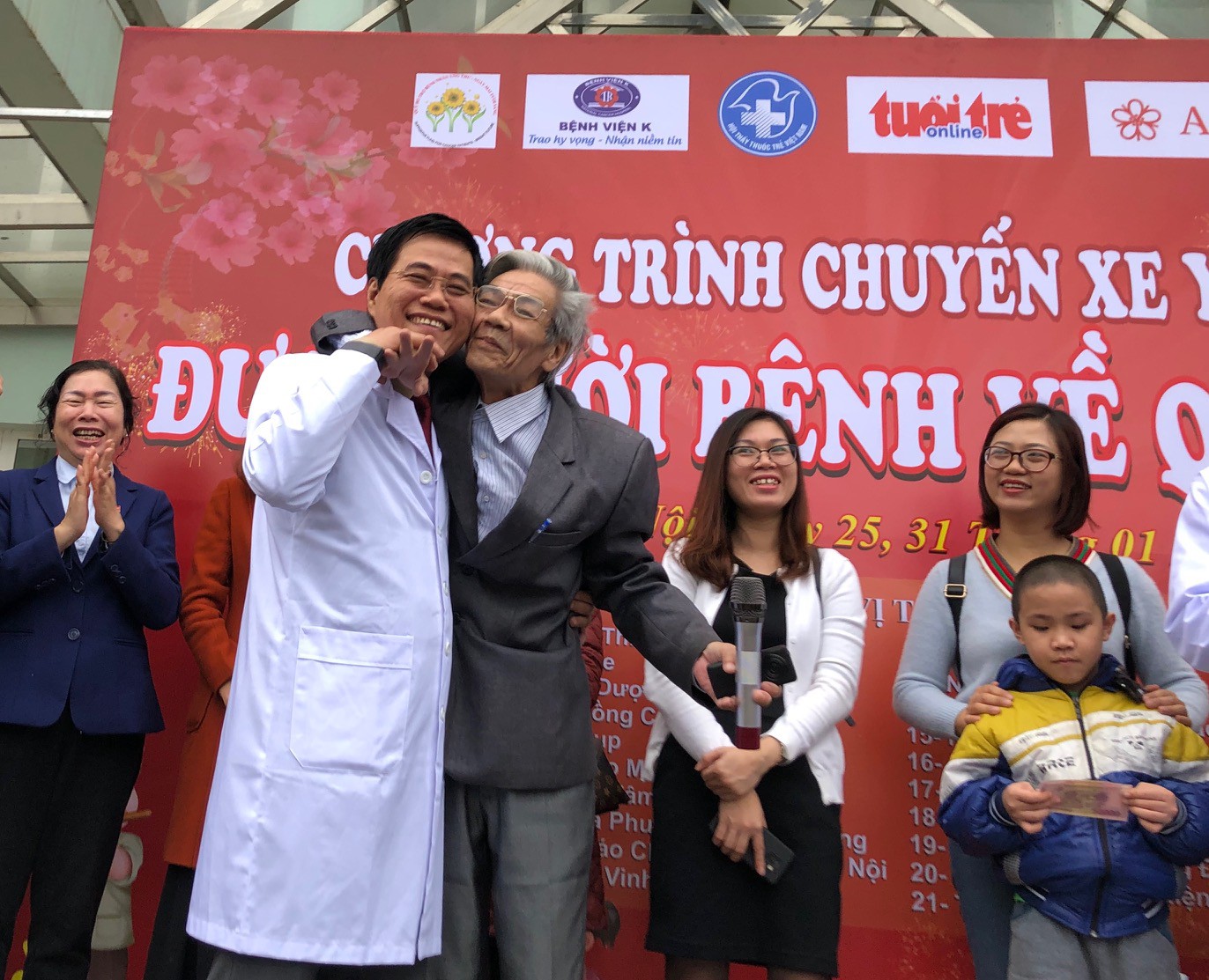 Bệnh nh&acirc;n v&agrave; b&aacute;c sĩ song ca trước khi l&ecirc;n chuyến xe y&ecirc;u thương về ăn Tết - Ảnh 1.