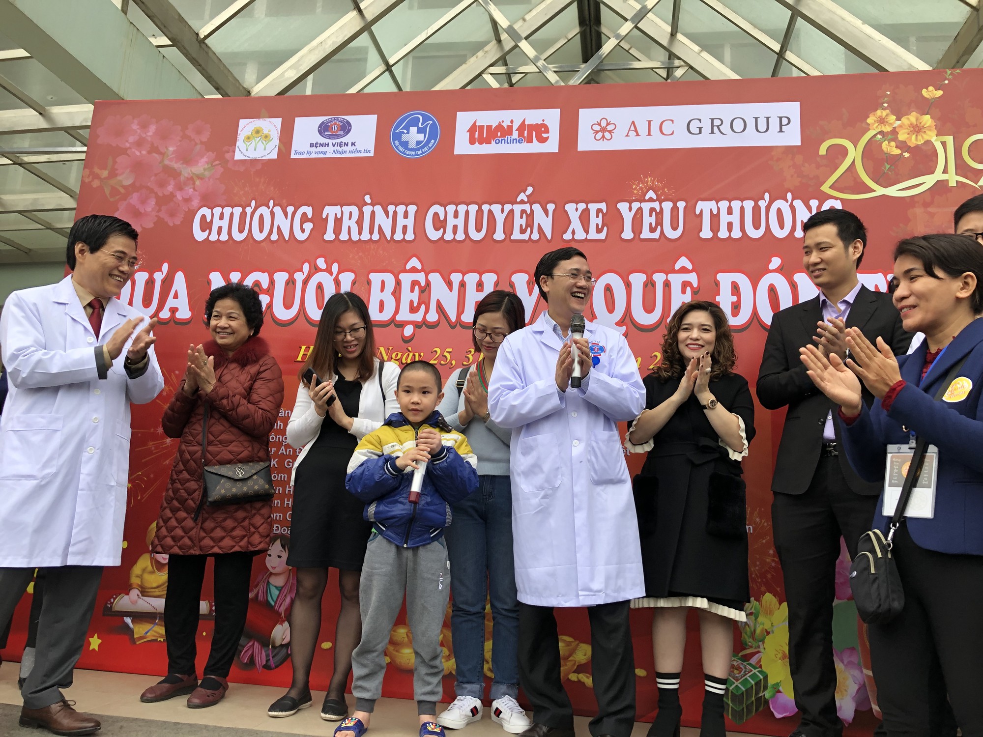 Bệnh nh&acirc;n v&agrave; b&aacute;c sĩ song ca trước khi l&ecirc;n chuyến xe y&ecirc;u thương về ăn Tết - Ảnh 17.