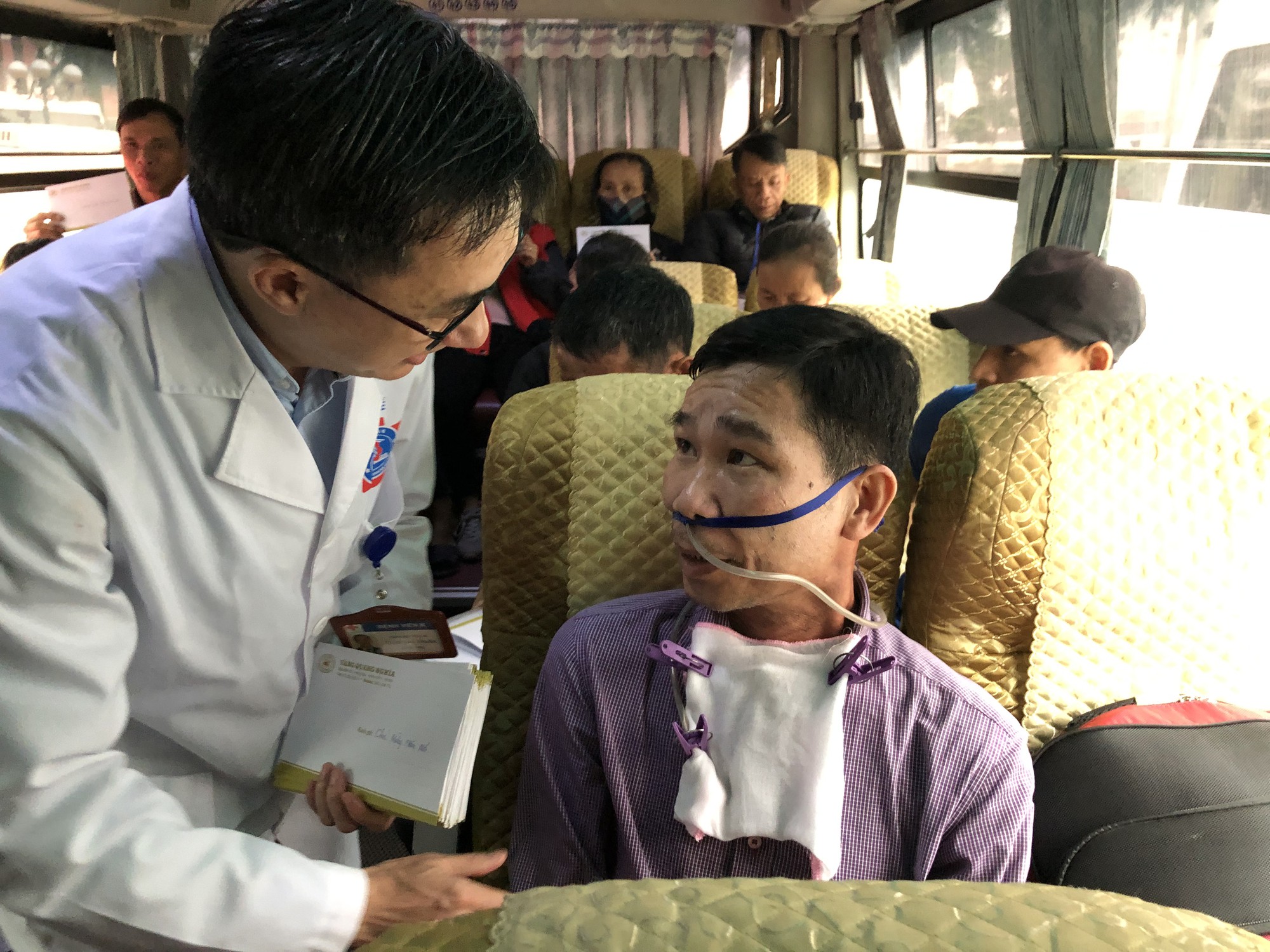 Bệnh nh&acirc;n v&agrave; b&aacute;c sĩ song ca trước khi l&ecirc;n chuyến xe y&ecirc;u thương về ăn Tết - Ảnh 22.