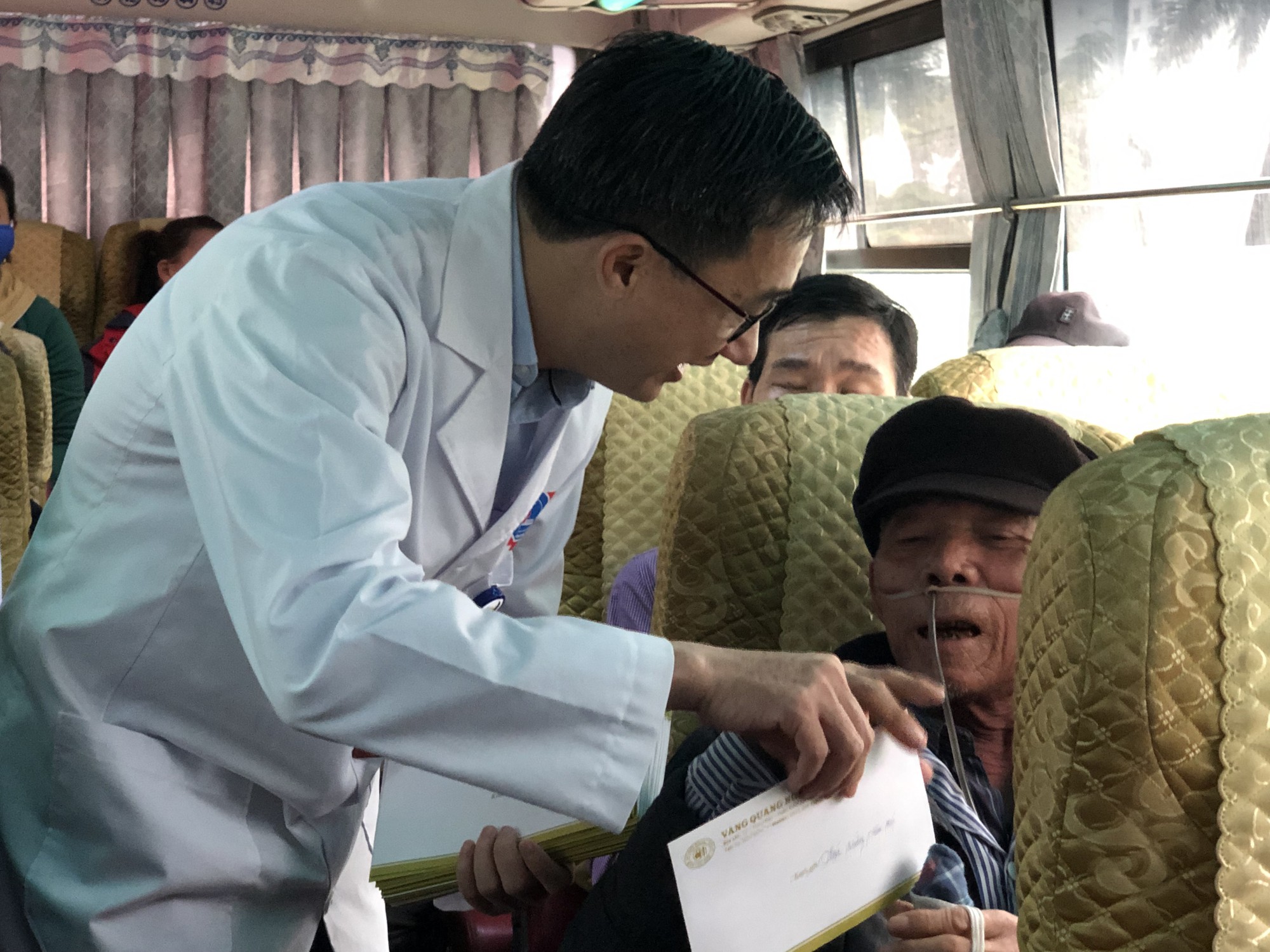 Bệnh nh&acirc;n v&agrave; b&aacute;c sĩ song ca trước khi l&ecirc;n chuyến xe y&ecirc;u thương về ăn Tết - Ảnh 23.