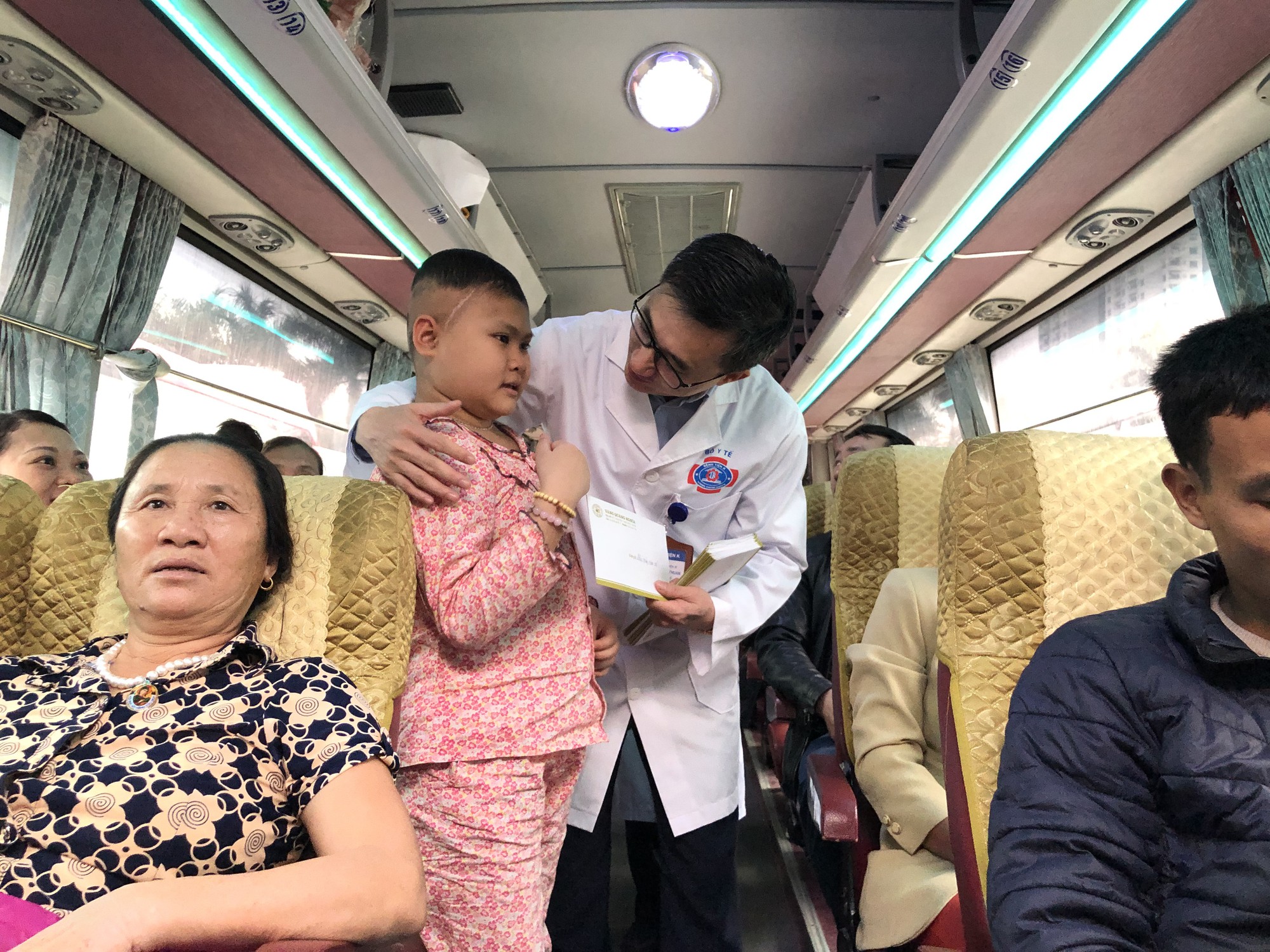Bệnh nh&acirc;n v&agrave; b&aacute;c sĩ song ca trước khi l&ecirc;n chuyến xe y&ecirc;u thương về ăn Tết - Ảnh 24.