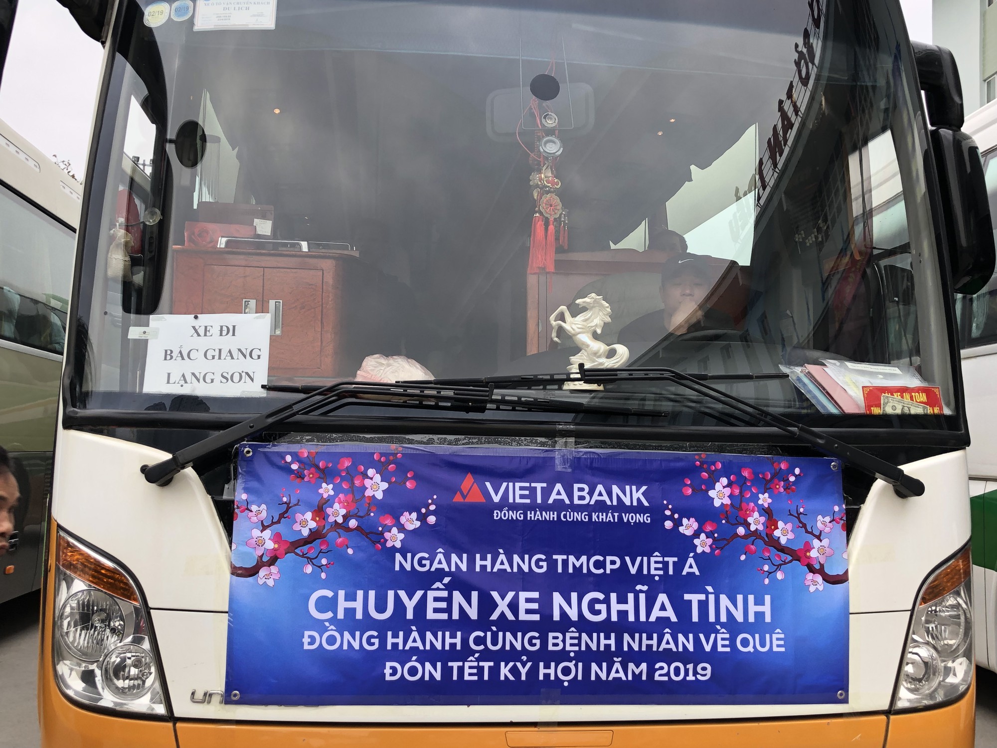 Bệnh nh&acirc;n v&agrave; b&aacute;c sĩ song ca trước khi l&ecirc;n chuyến xe y&ecirc;u thương về ăn Tết - Ảnh 27.