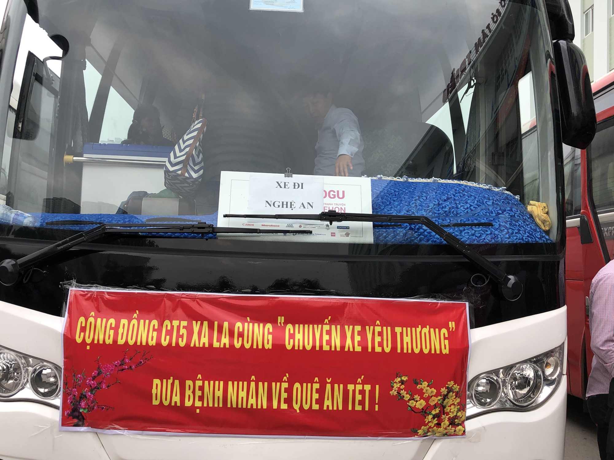 Bệnh nh&acirc;n v&agrave; b&aacute;c sĩ song ca trước khi l&ecirc;n chuyến xe y&ecirc;u thương về ăn Tết - Ảnh 28.