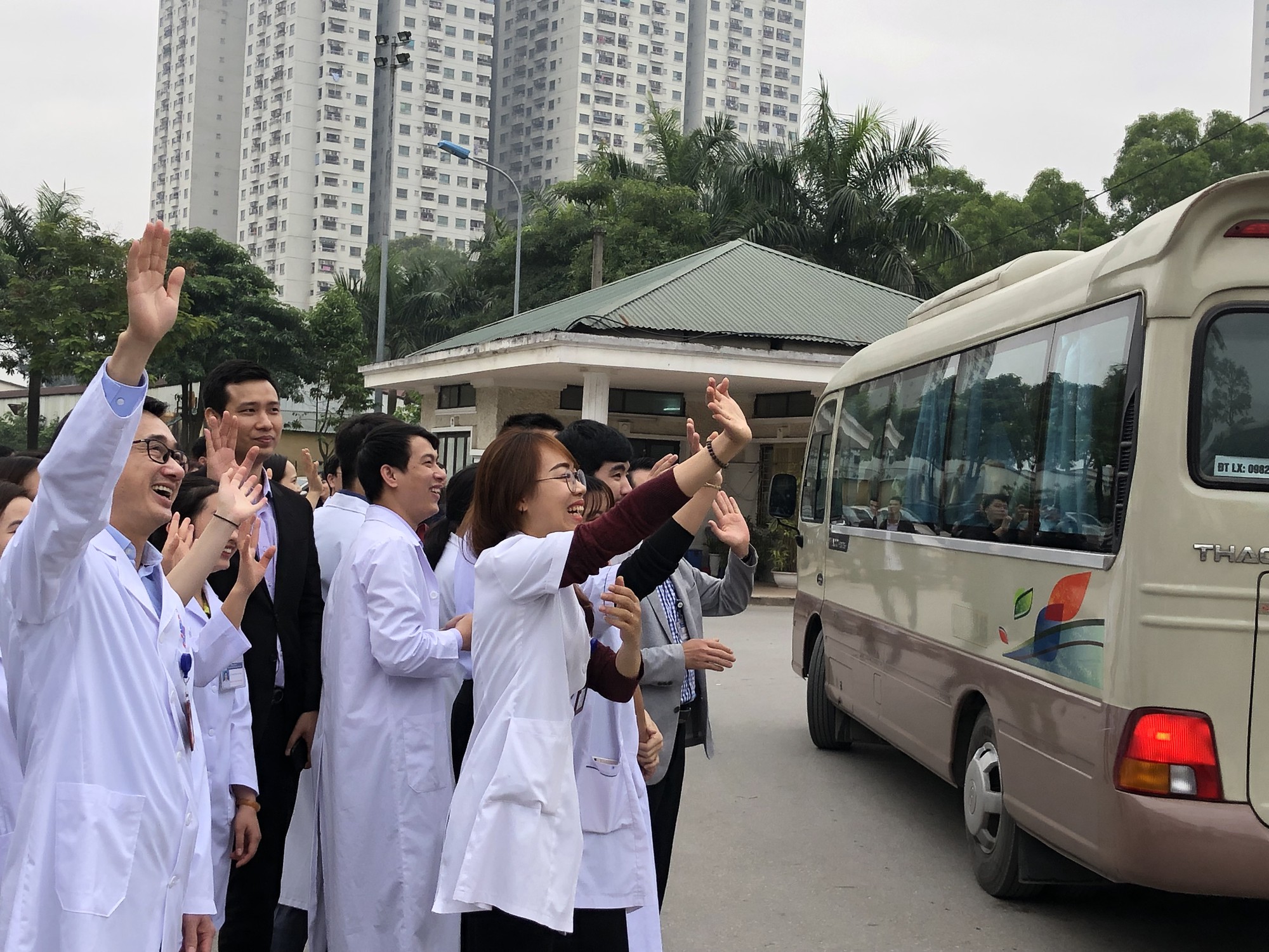 Bệnh nh&acirc;n v&agrave; b&aacute;c sĩ song ca trước khi l&ecirc;n chuyến xe y&ecirc;u thương về ăn Tết - Ảnh 30.