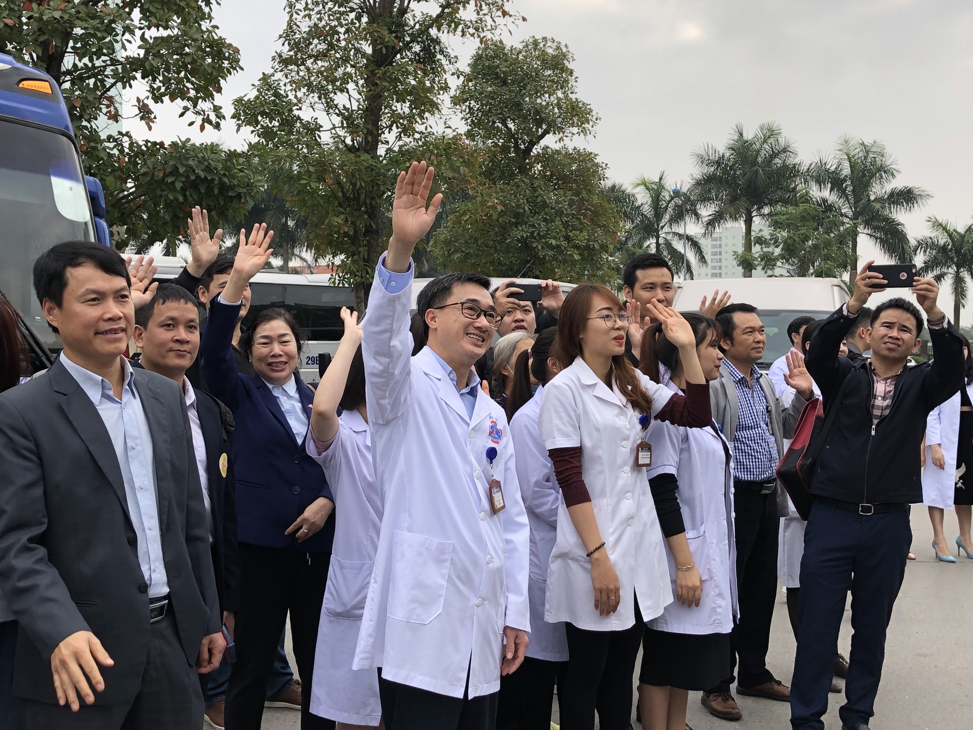 Bệnh nh&acirc;n v&agrave; b&aacute;c sĩ song ca trước khi l&ecirc;n chuyến xe y&ecirc;u thương về ăn Tết - Ảnh 32.