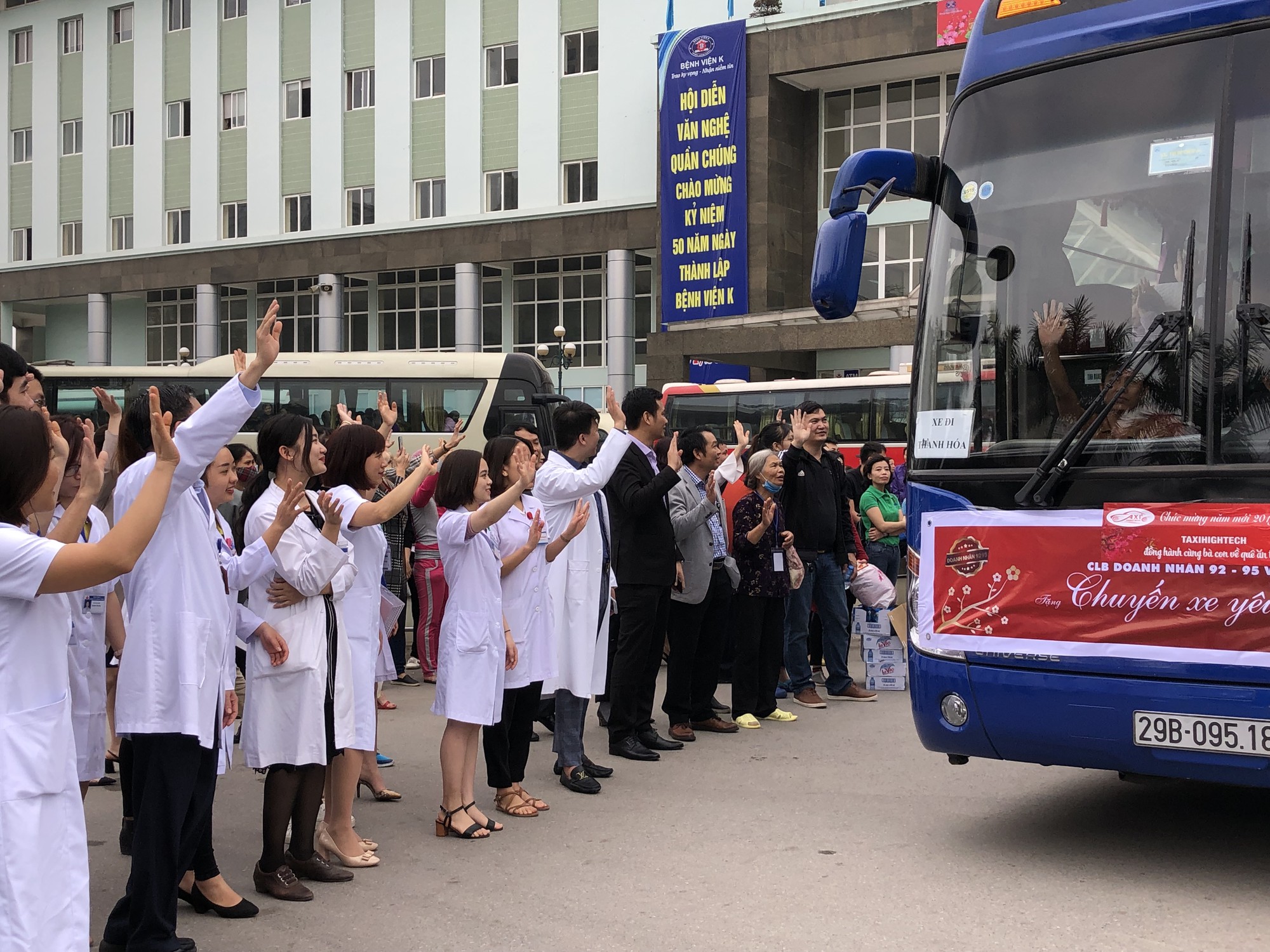 Bệnh nh&acirc;n v&agrave; b&aacute;c sĩ song ca trước khi l&ecirc;n chuyến xe y&ecirc;u thương về ăn Tết - Ảnh 33.