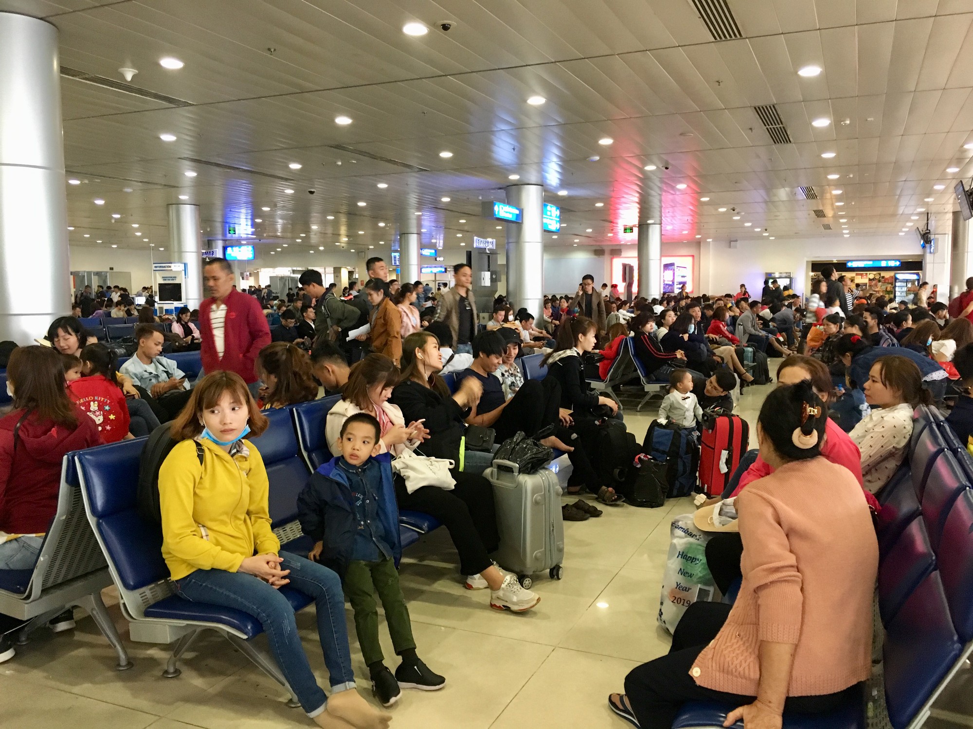 Hành khách vác vali chạy bộ cho kịp giờ bay
