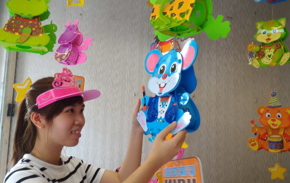 Người mẹ gi&agrave;nh con với điện thoại - Ảnh 1.