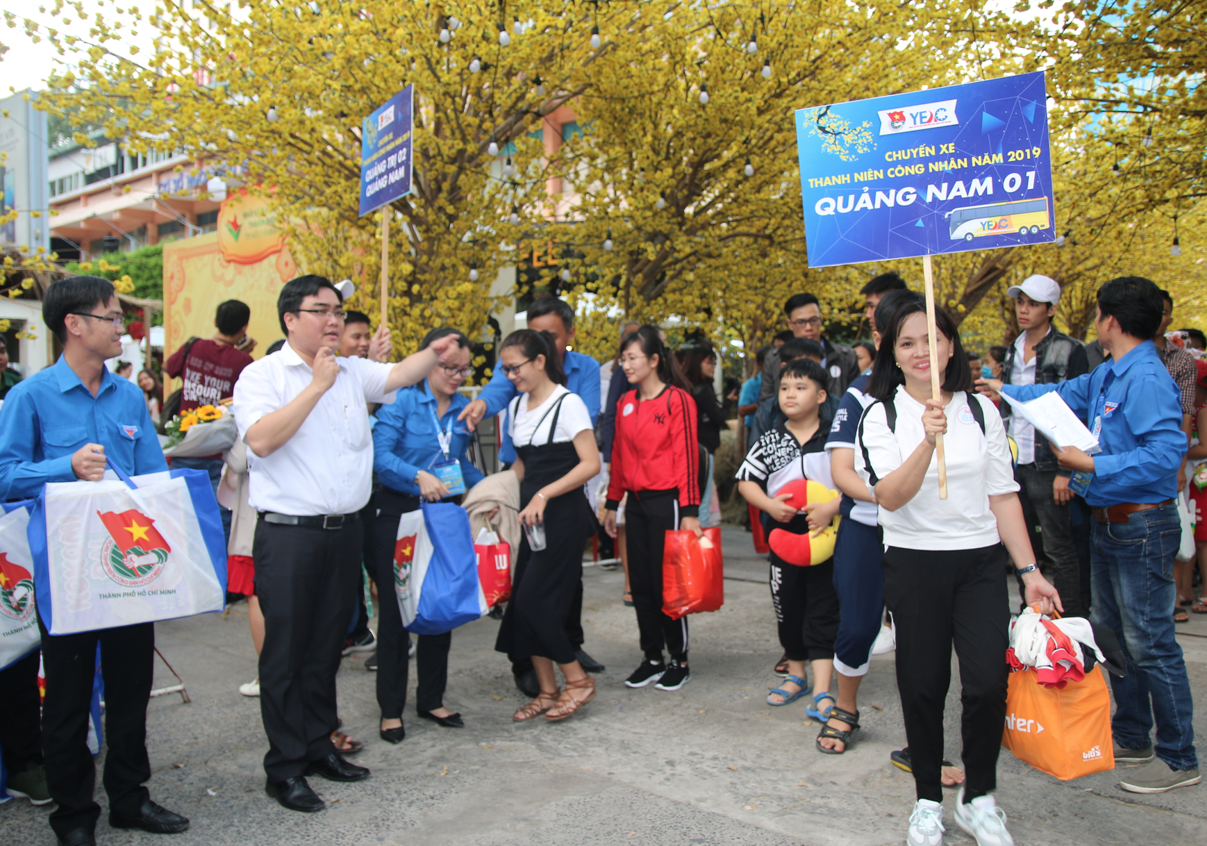TP HCM: Tưng bừng lễ tiễn 1.500 thanh ni&ecirc;n c&ocirc;ng nh&acirc;n về qu&ecirc; đ&oacute;n Tết - Ảnh 5.