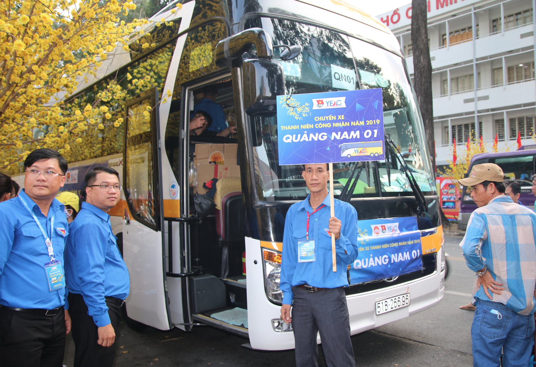 TP HCM: Tưng bừng lễ tiễn 1.500 thanh ni&ecirc;n c&ocirc;ng nh&acirc;n về qu&ecirc; đ&oacute;n Tết - Ảnh 2.