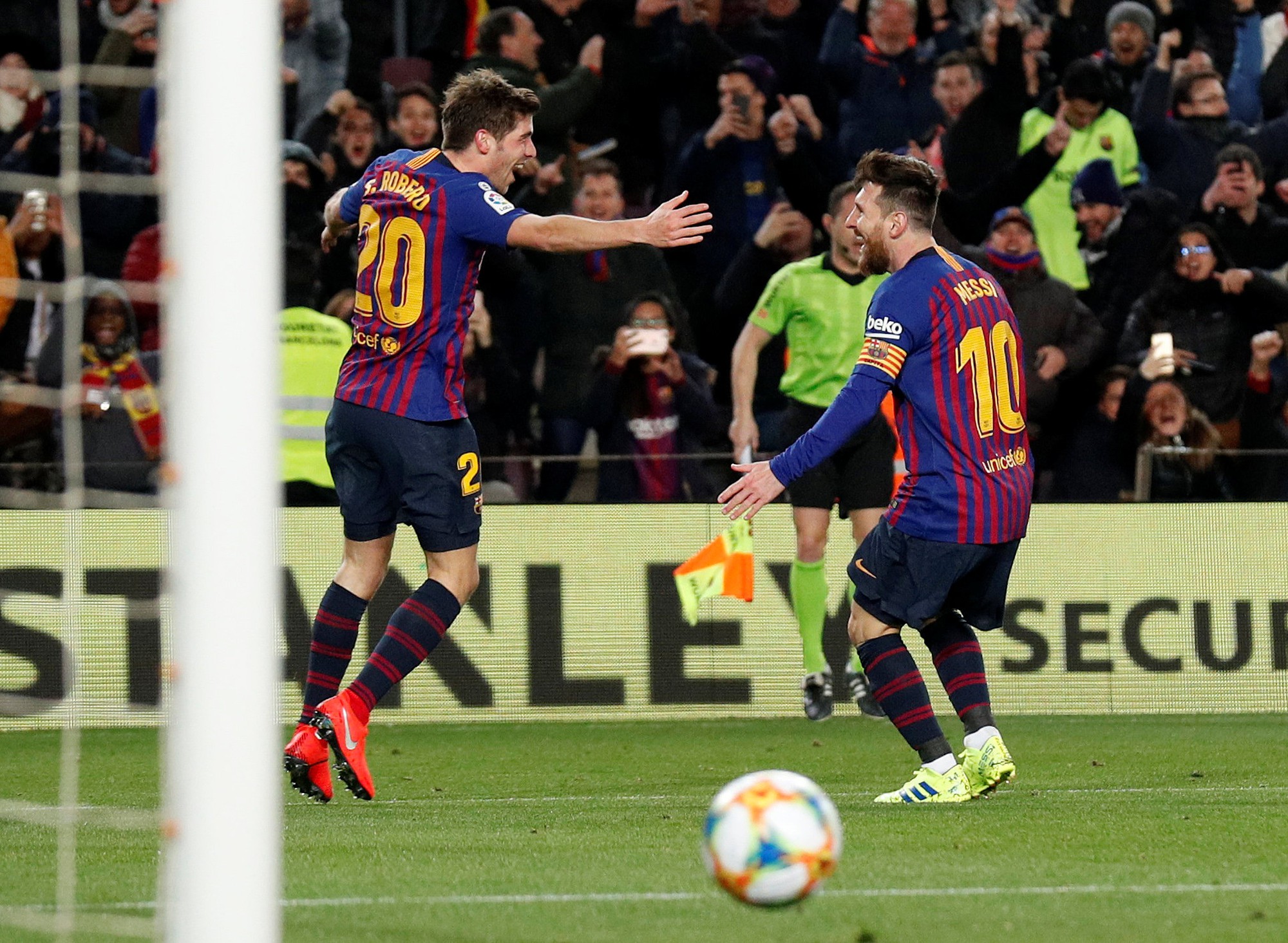 V&ugrave;i dập Sevilla, Barcelona gửi cảnh b&aacute;o ở C&uacute;p Nh&agrave; vua - Ảnh 3.