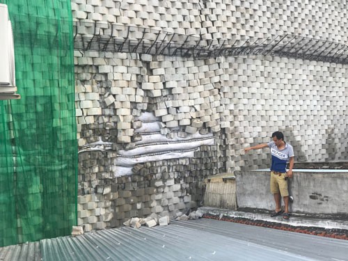 Tường thành treo trên nhà dân chực chờ đổ sụp