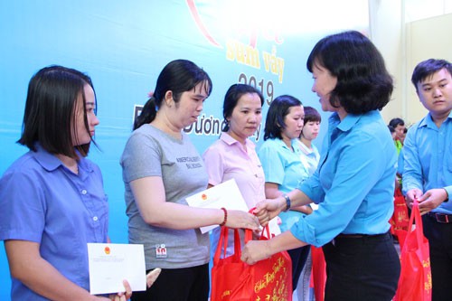 Bình Dương: Tặng quà Tết cho công nhân khó khăn