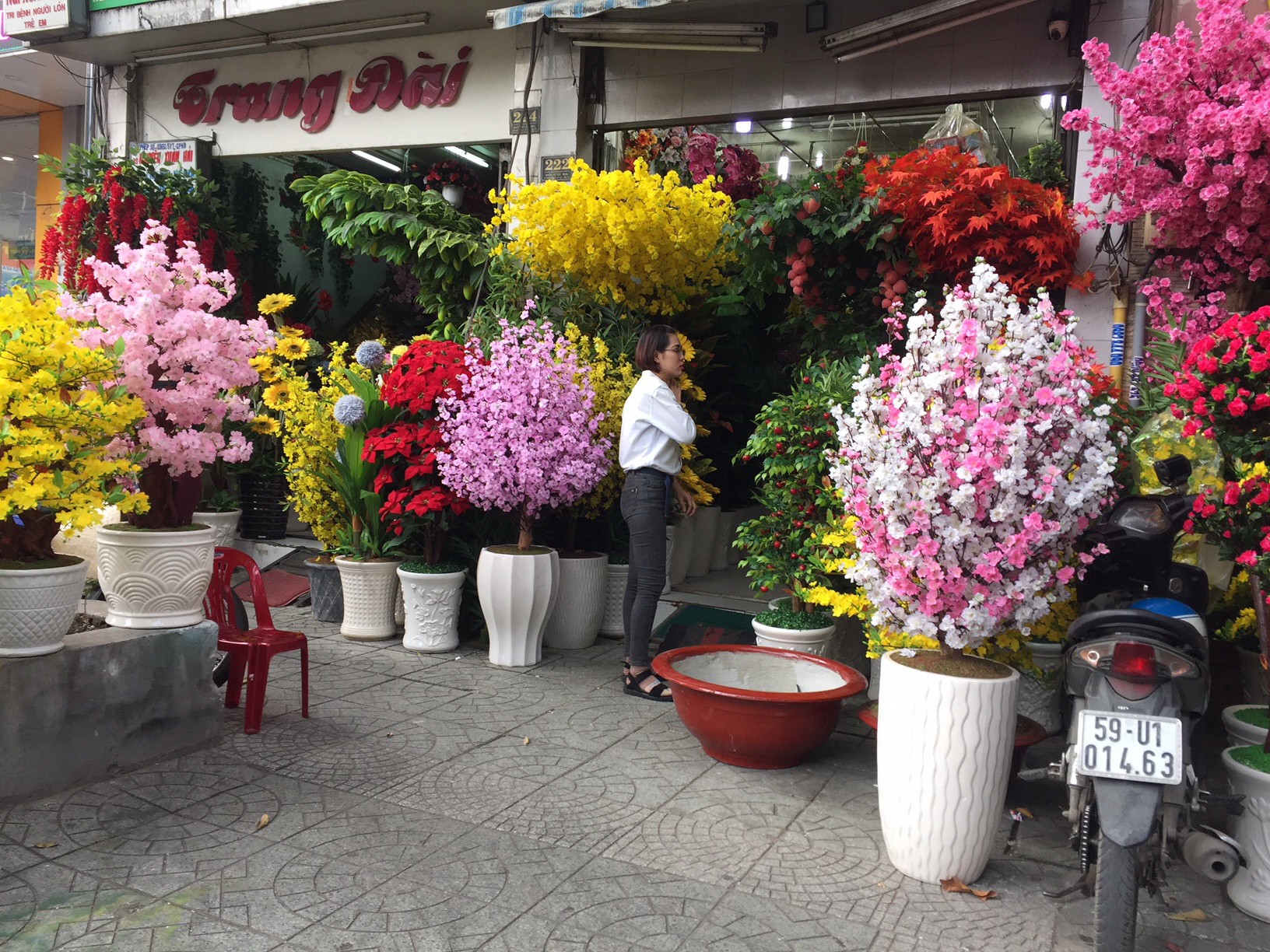 Tràn ngập hoa giả trang trí Tết giá bạc triệu