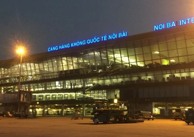 Cảng vụ hàng không miền Bắc nói về thông tin "xe biển xanh đón người nhà lãnh đạo ở cầu thang máy bay"