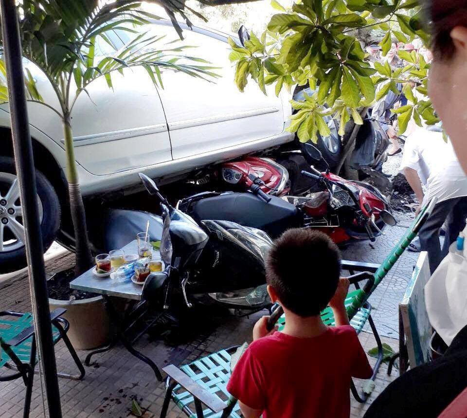 Nữ tài xế nữ lùi ôtô cuốn 4 xe máy vào gầm
