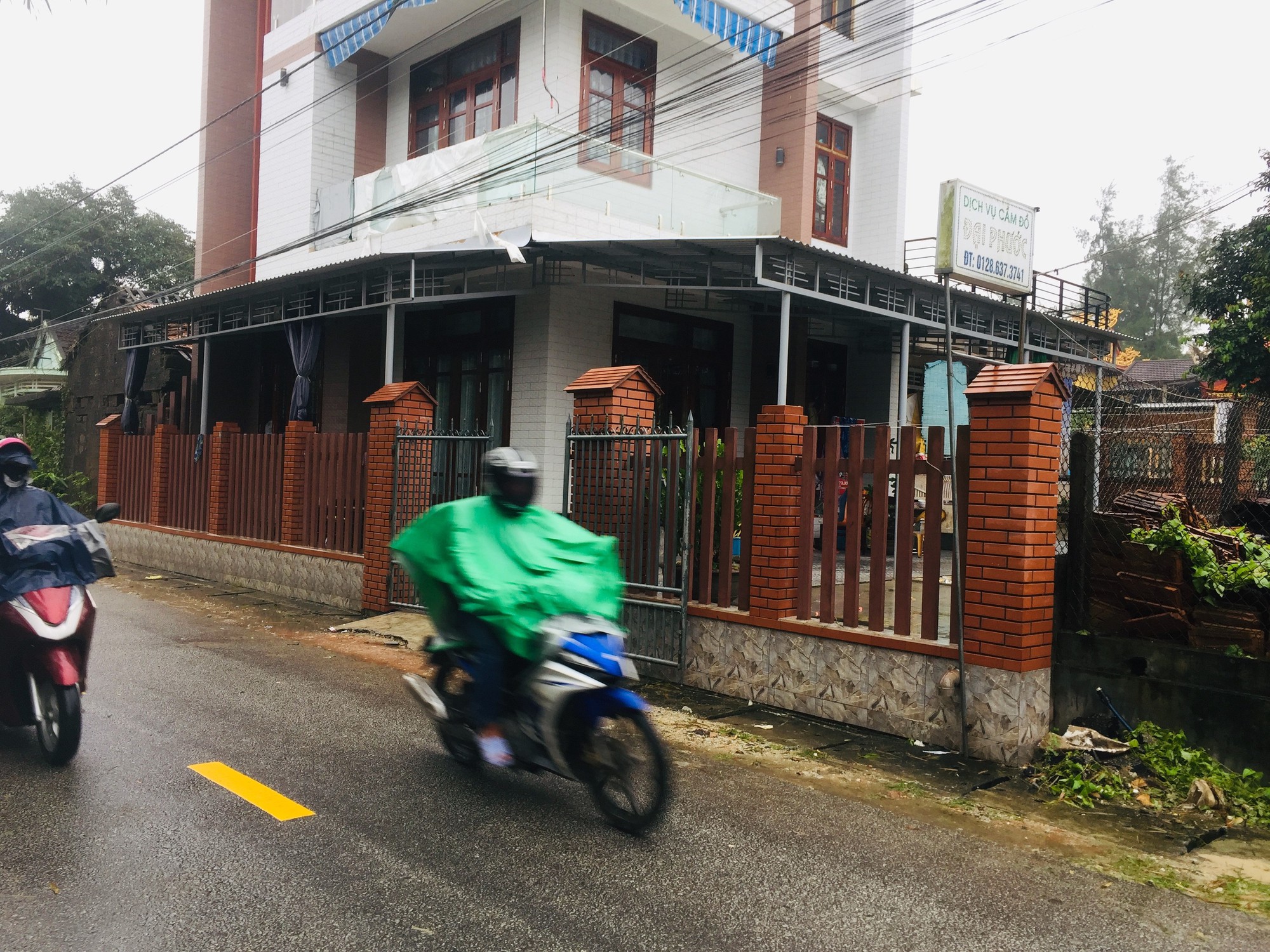 Bé gái 10 tuổi bị cướp đâm đang trong tình trạng hôn mê - Ảnh 1.