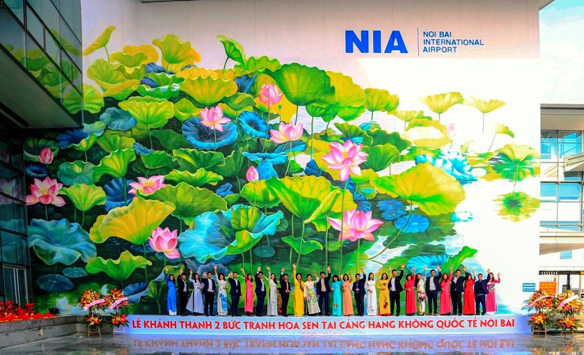 Check-in với tranh sen "siêu đại" tại sân bay Nội Bài