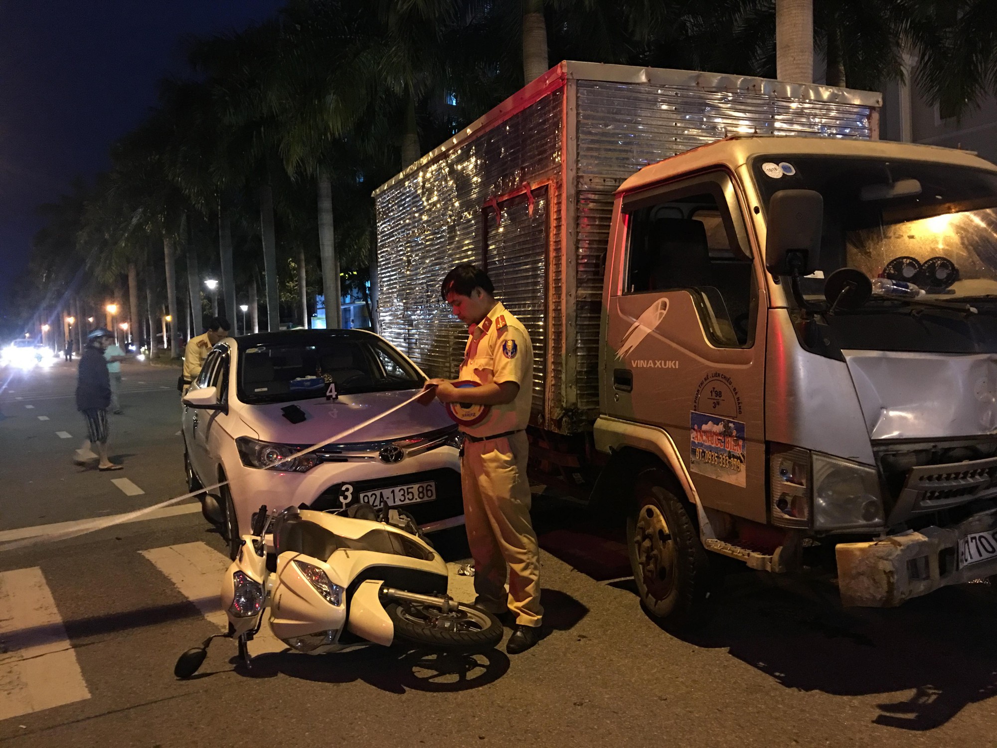 Xe tải tông văng 2 xe ô tô và 1 xe máy đang dừng đèn đỏ - Ảnh 1.