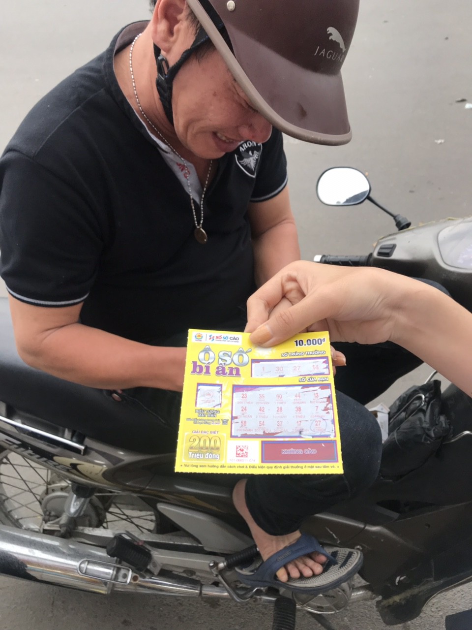 Vé số cào hút hàng