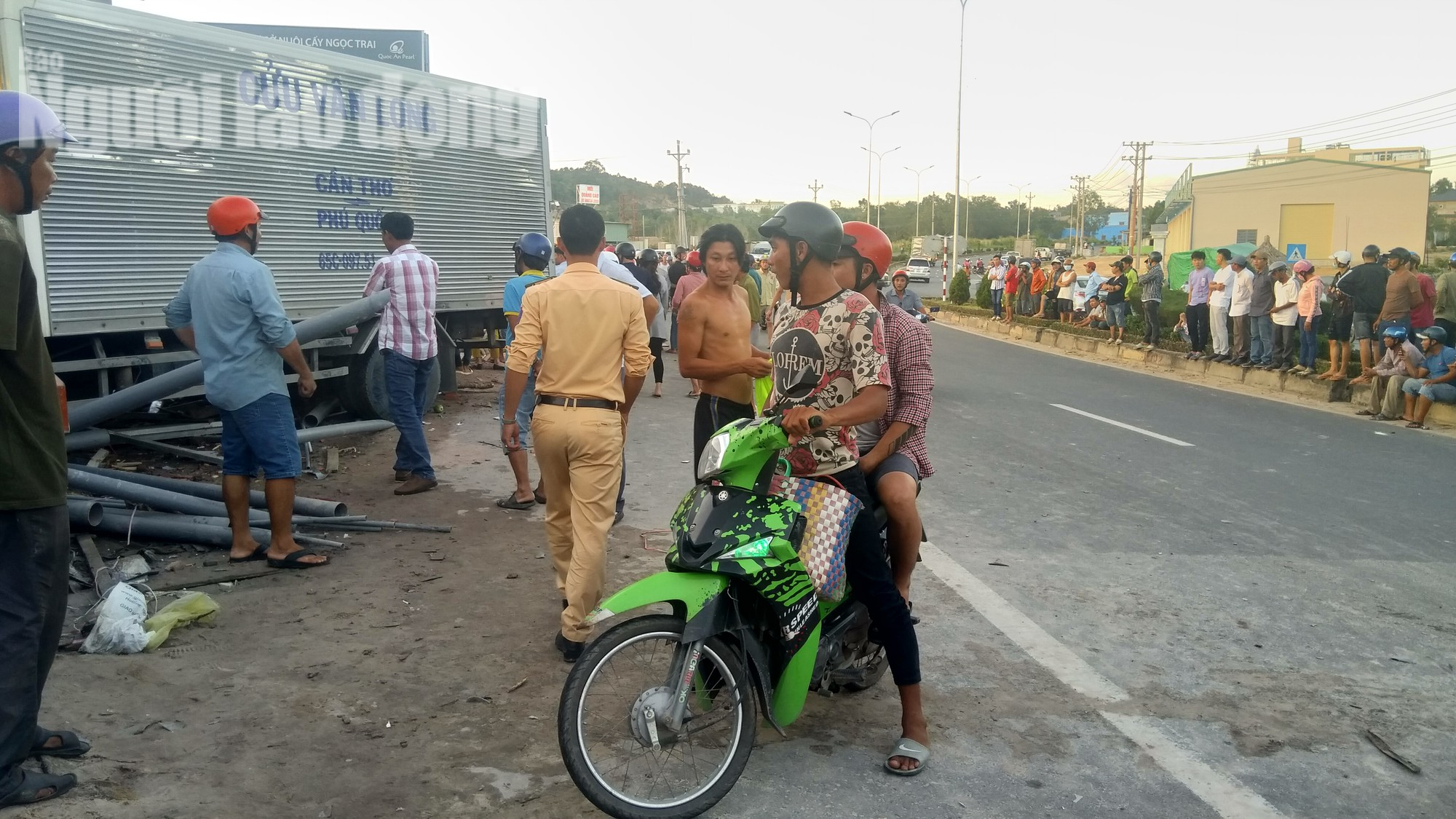 Xe tải từ Cần Thơ ra đảo Phú Quốc cán chết 2 người đi xe máy