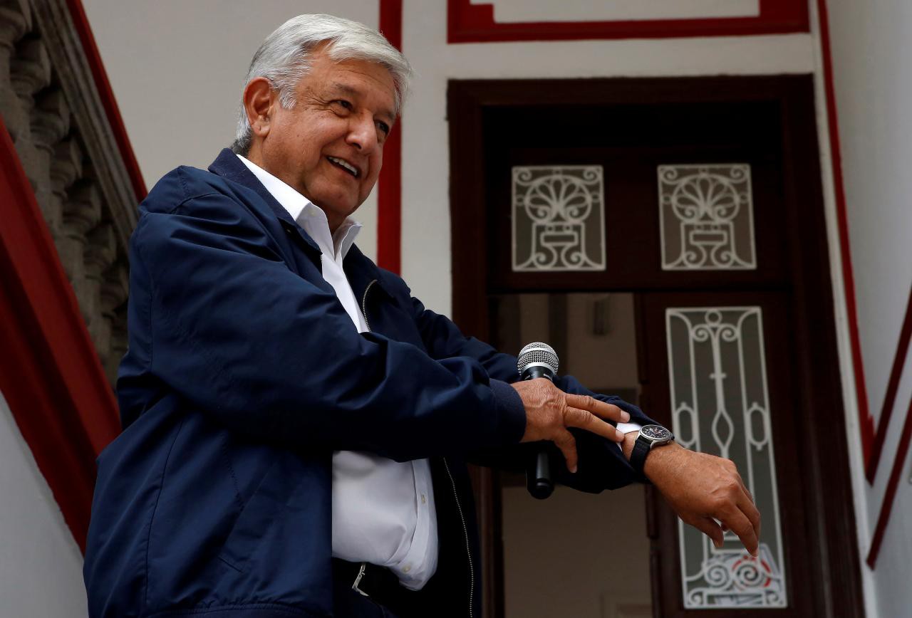 Tân tổng thống Mexico "nghèo" nhưng hãy nhìn vợ ông ấy...