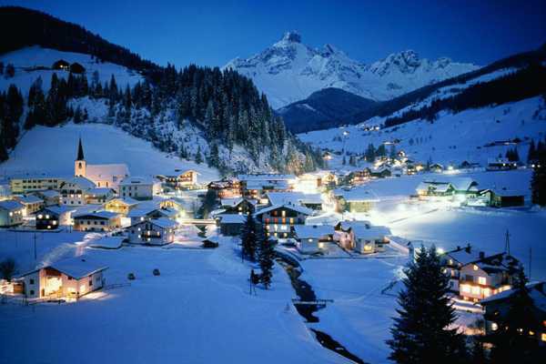 Ngắm nhìn vẻ đẹp tựa thiên đường của thị trấn bên hồ Hallstatt - Ảnh 9.