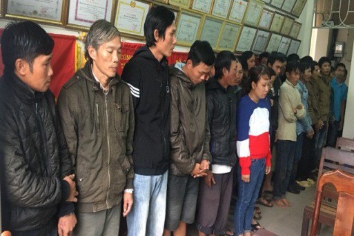 Bắt quả tang 23 người đ&aacute;nh bạc, thu giữ 420 triệu đồng - Ảnh 1.