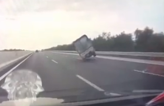 Xe tải đang chạy tốc độ cao bất ngờ "đánh võng", tông lan can rồi lật ngửa