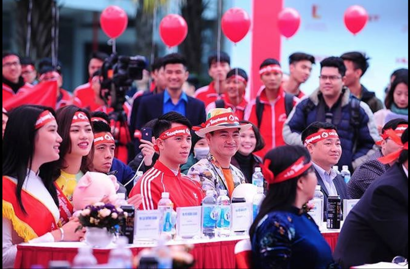 Hoa hậu Trần Tiểu Vy hồi hộp trong lần đầu hiến m&aacute;u - Ảnh 28.