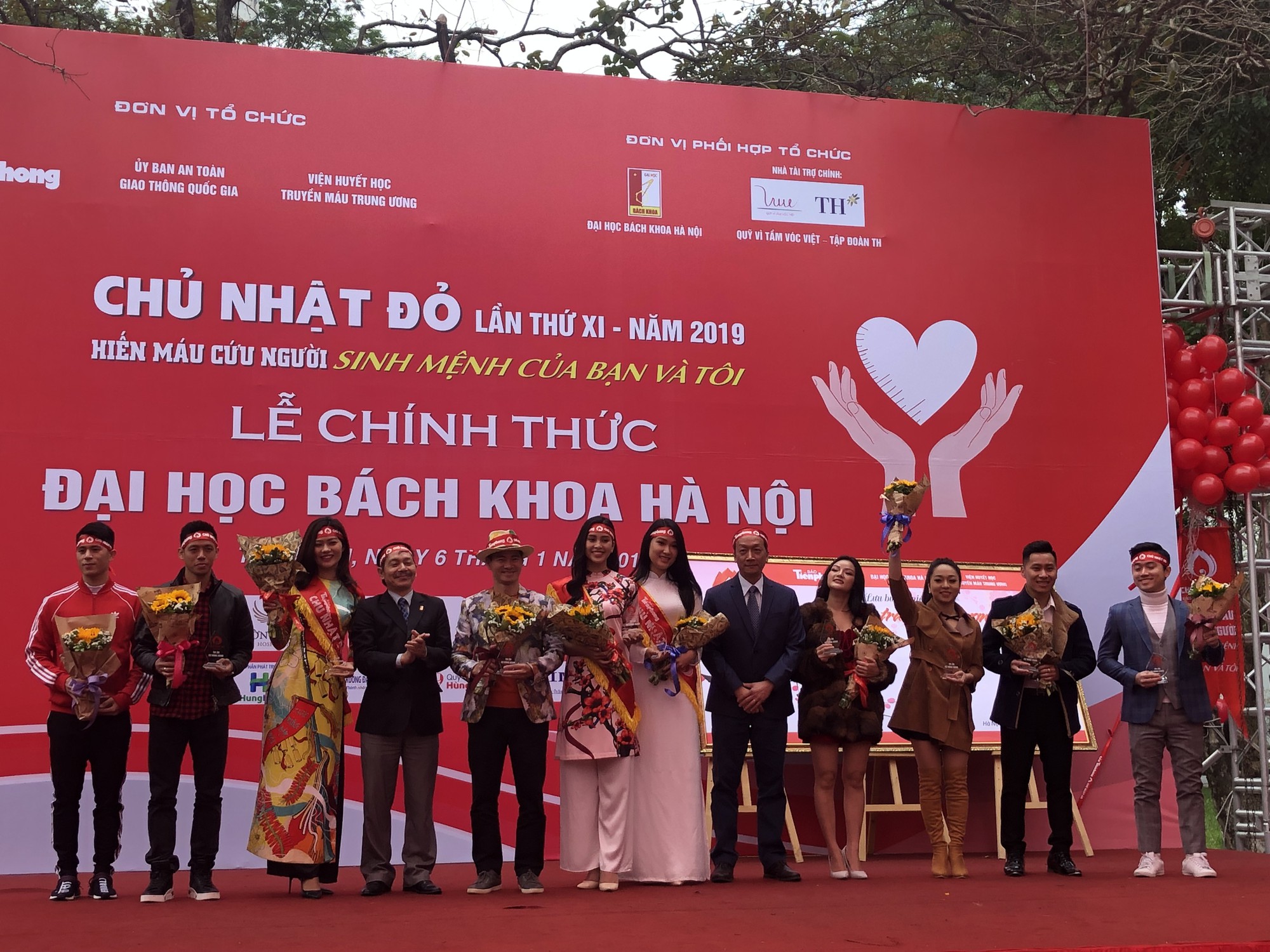 Hoa hậu Trần Tiểu Vy hồi hộp trong lần đầu hiến m&aacute;u - Ảnh 25.
