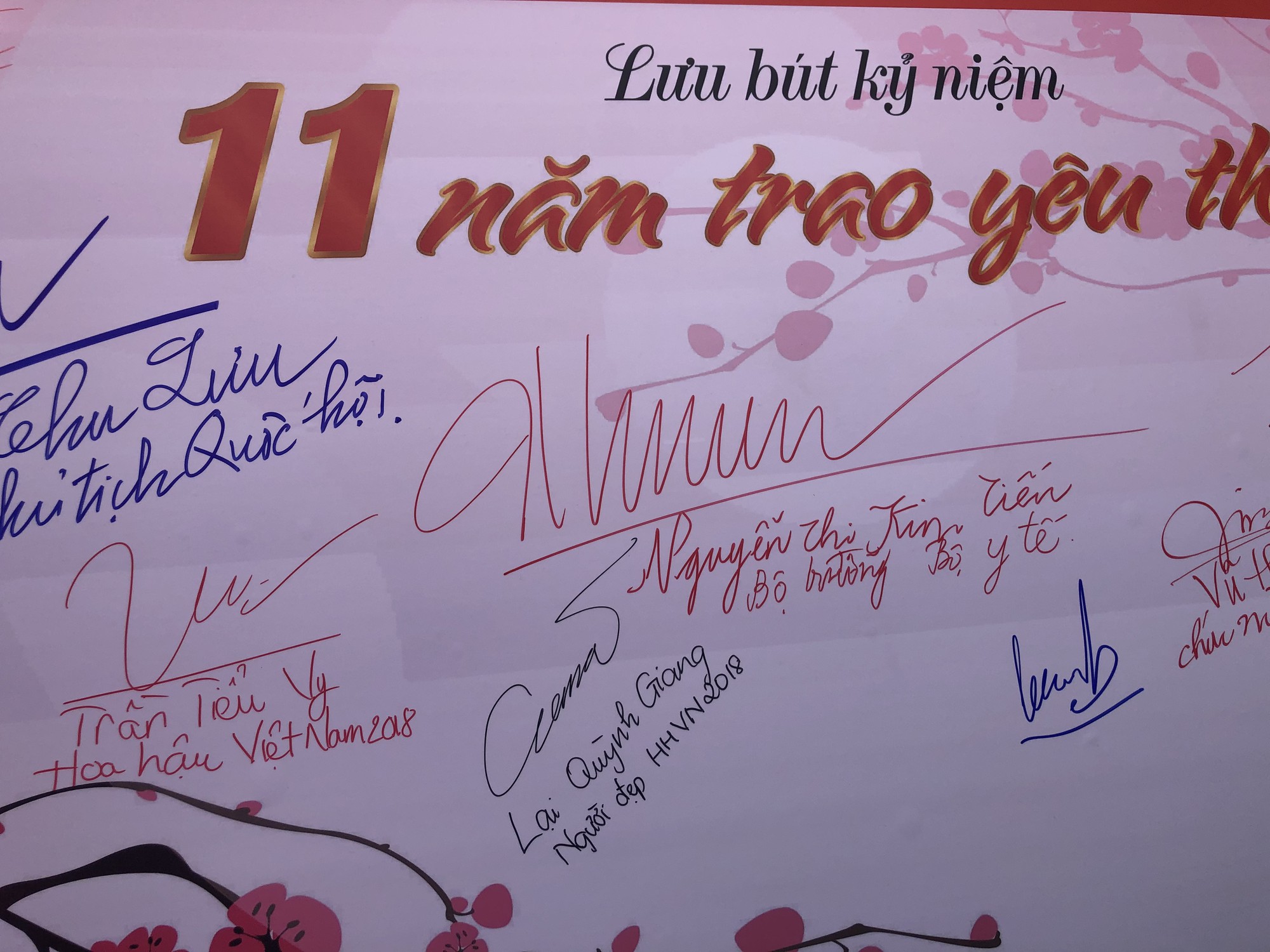 Hoa hậu Trần Tiểu Vy hồi hộp trong lần đầu hiến m&aacute;u - Ảnh 21.