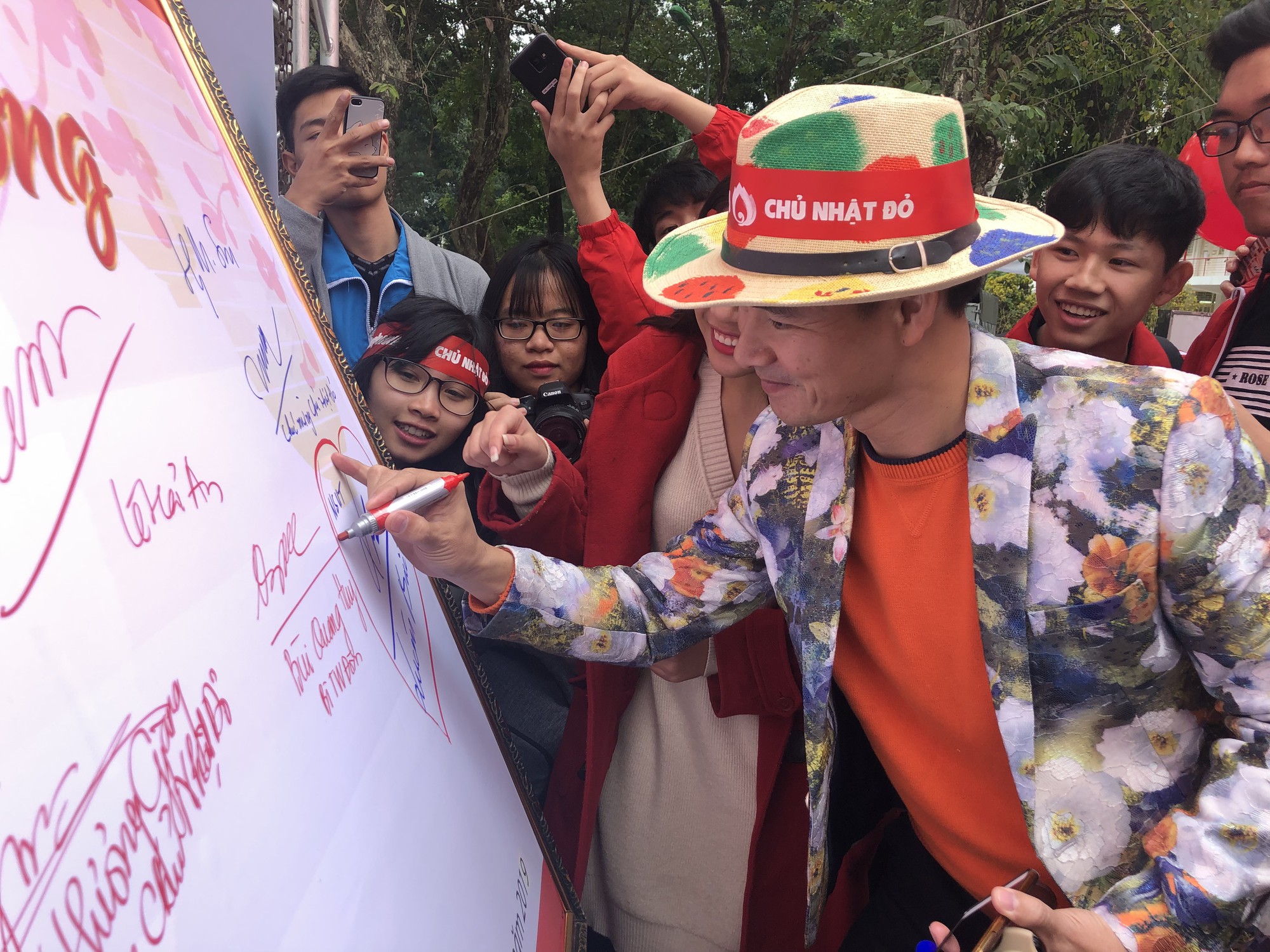 Hoa hậu Trần Tiểu Vy hồi hộp trong lần đầu hiến m&aacute;u - Ảnh 24.