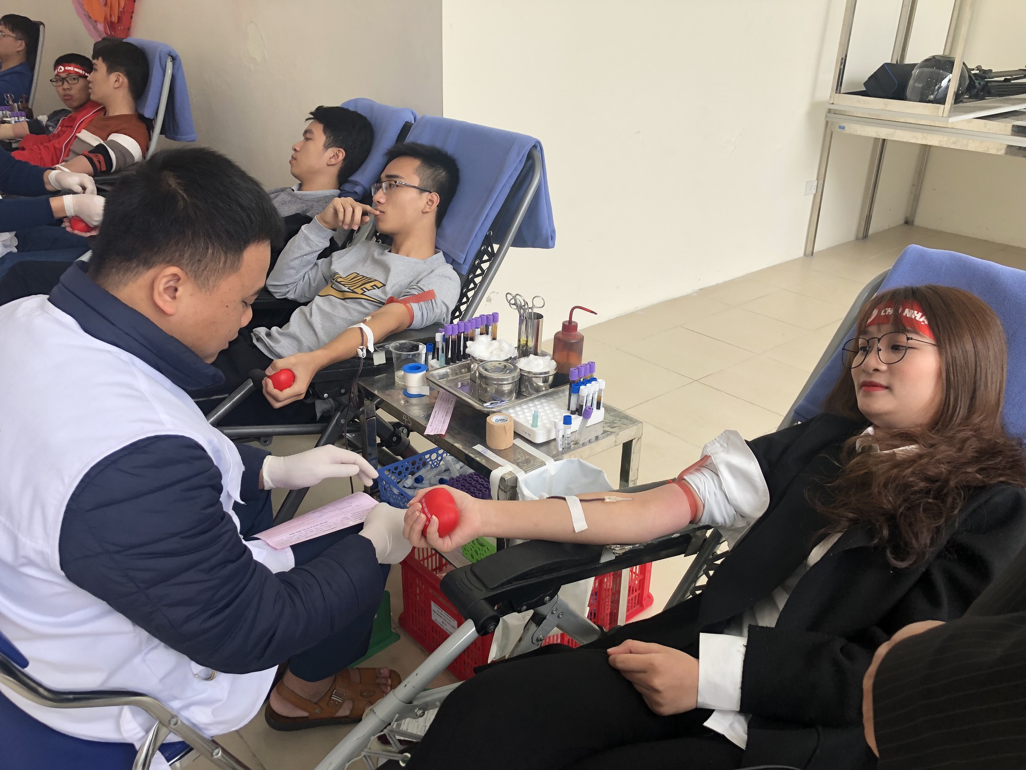 Hoa hậu Trần Tiểu Vy hồi hộp trong lần đầu hiến m&aacute;u - Ảnh 17.